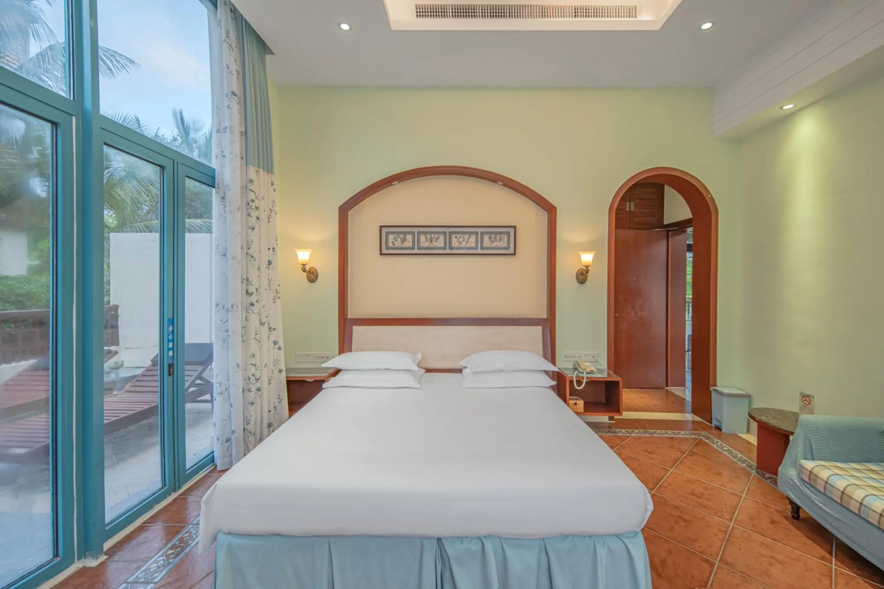 Bed in Tianhong Resort Hotel, Yalong Bay, Sanya