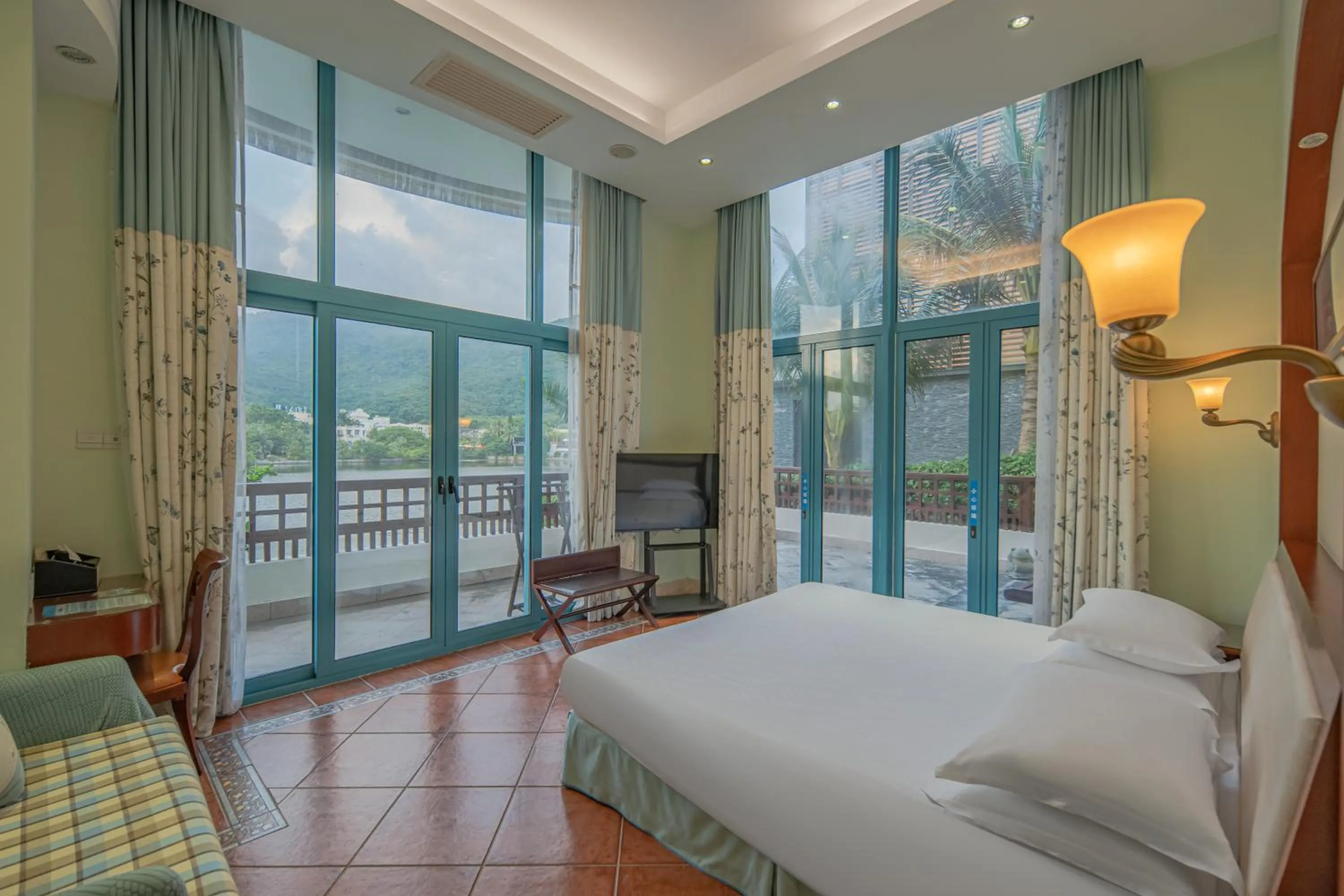 Bed in Tianhong Resort Hotel, Yalong Bay, Sanya
