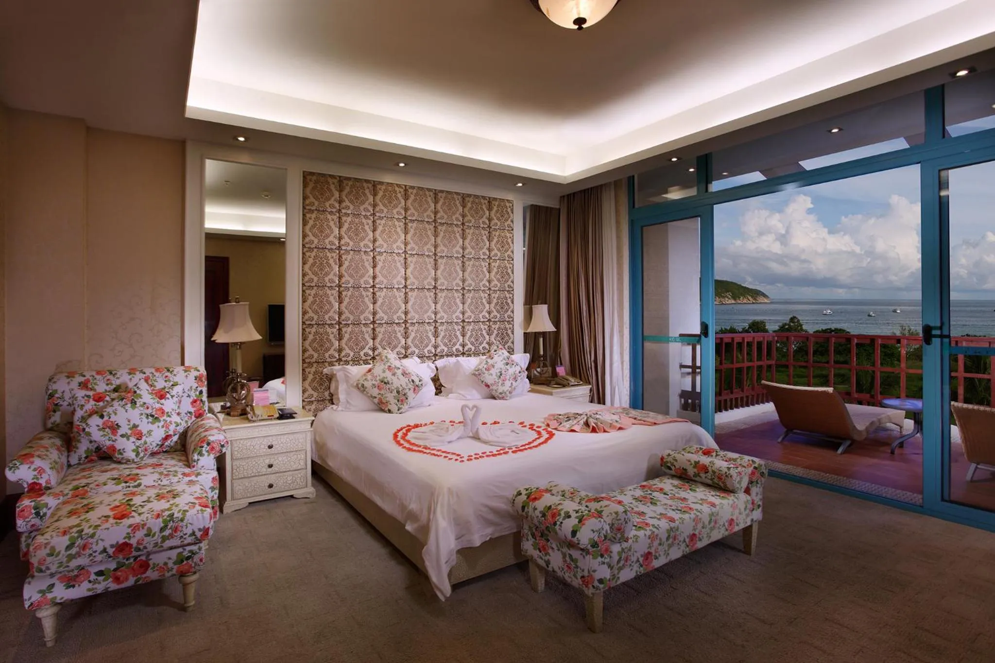 Bedroom, Bed in Tianhong Resort Hotel, Yalong Bay, Sanya