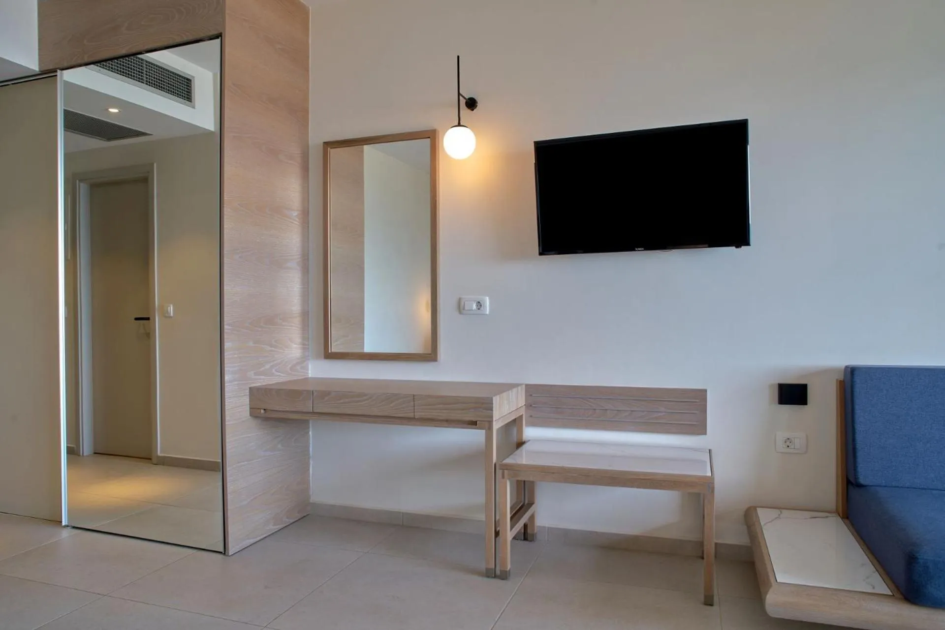 TV and multimedia in Silver Beach Hotel & Apartments