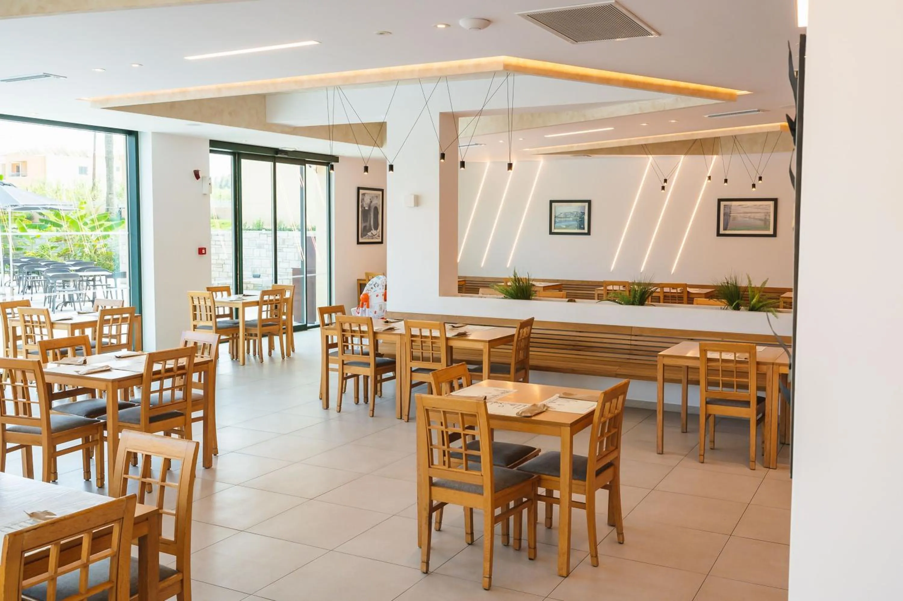 Restaurant/places to eat in Silver Beach Hotel & Apartments