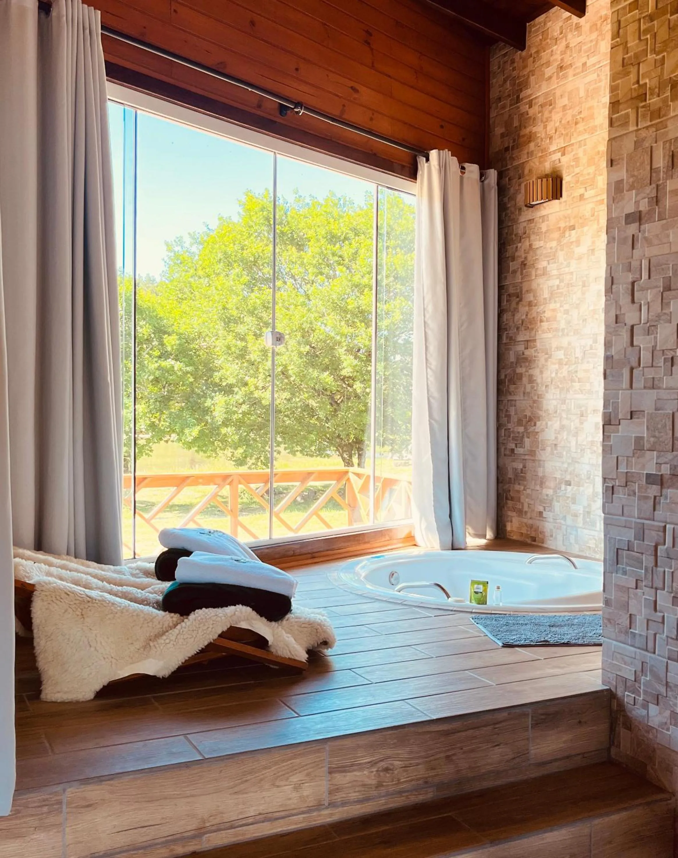 Hot Tub, Bed in Pousada Recanto do Lago