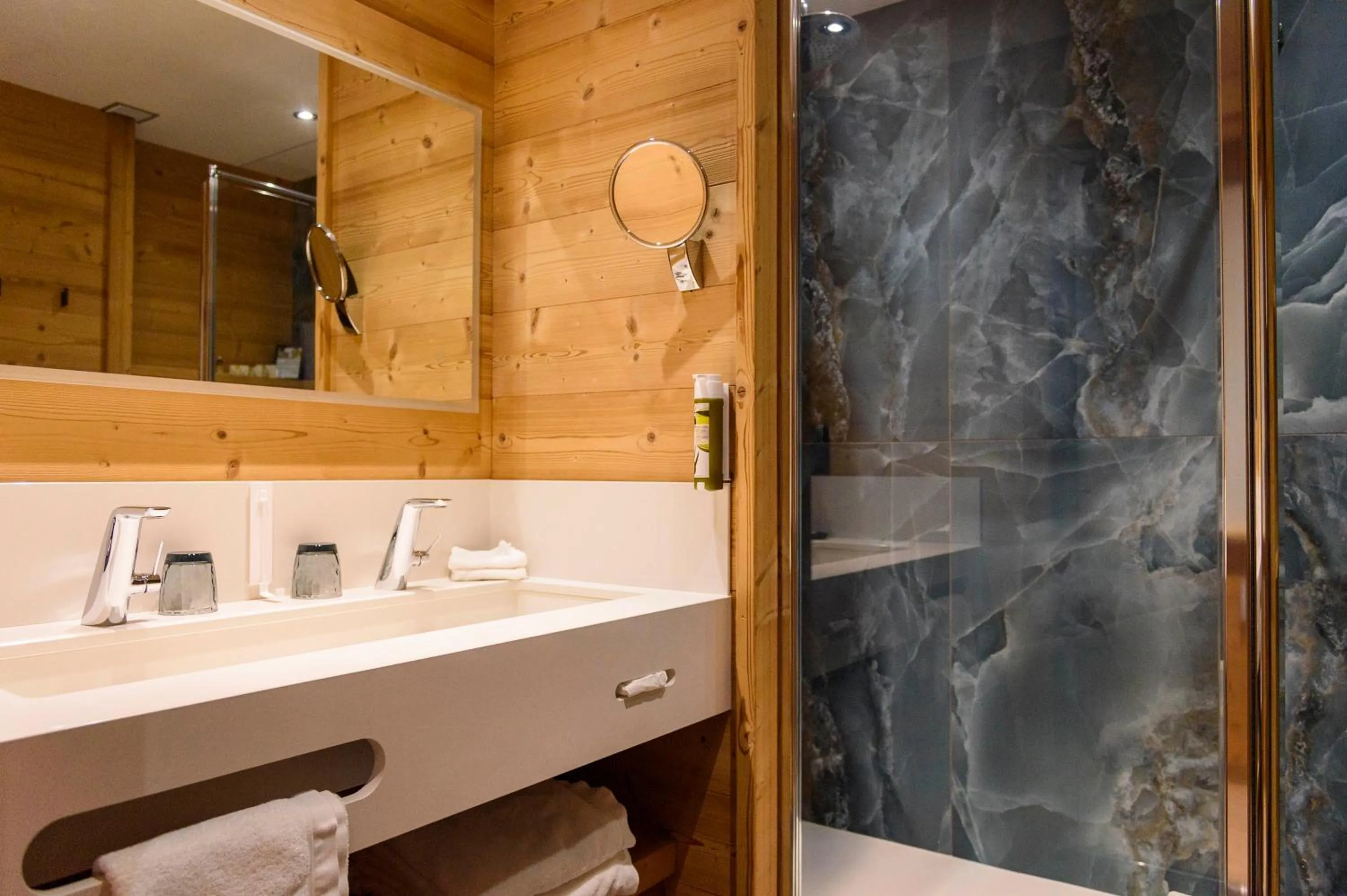 Shower in Hôtel-Restaurant Les Bas-Rupts, Singuliers Hôtel