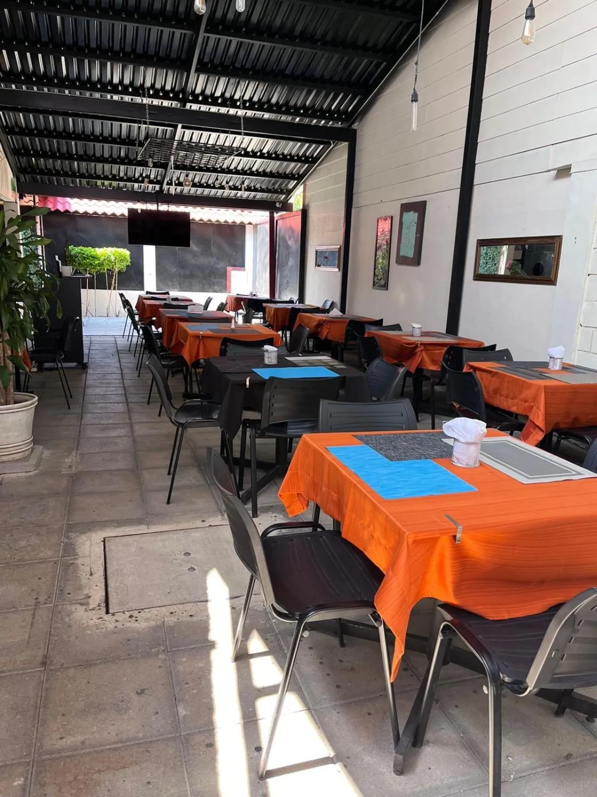 Restaurant/places to eat in Hotel Luisiana