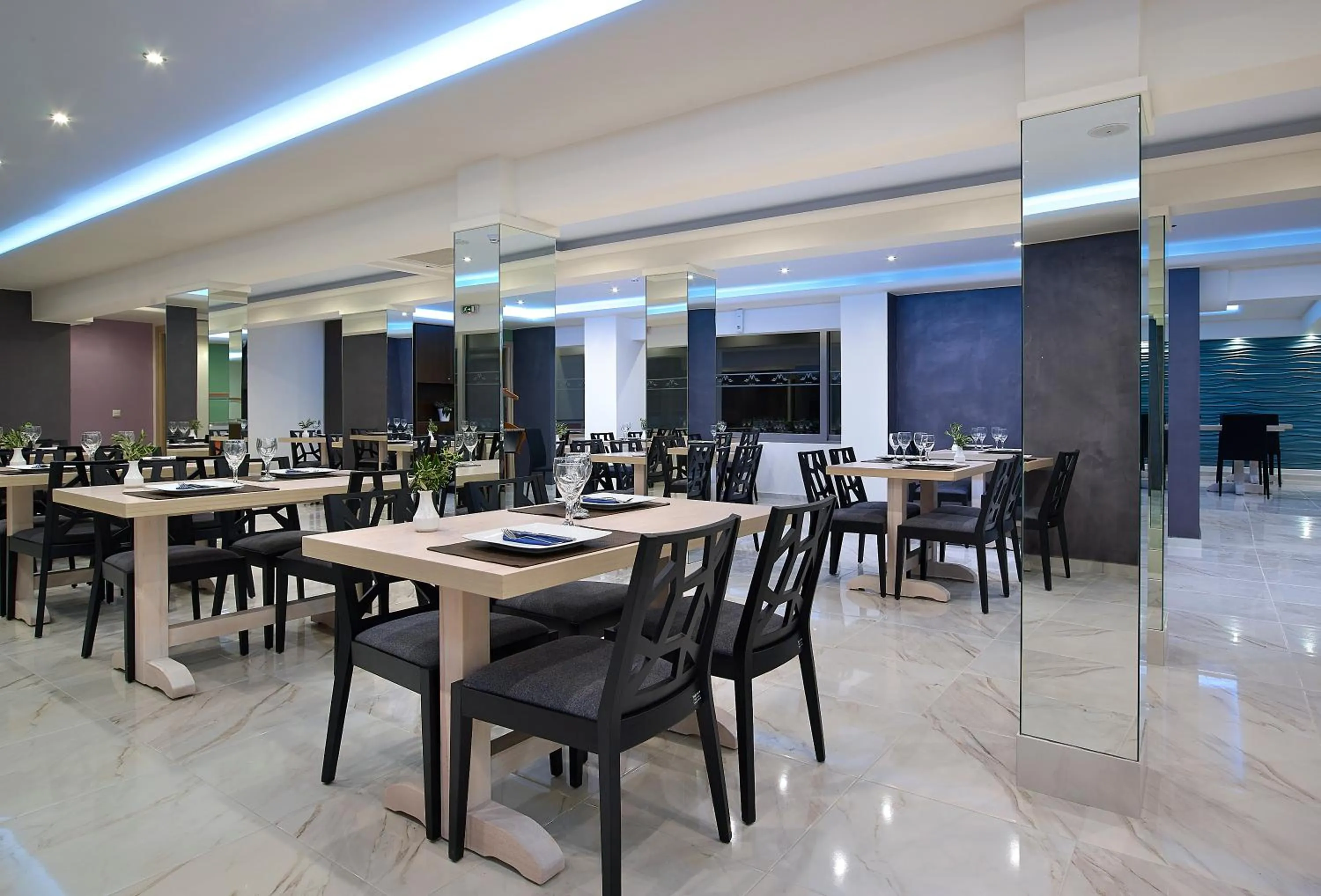 Restaurant/places to eat in Mistral Bay Hotel