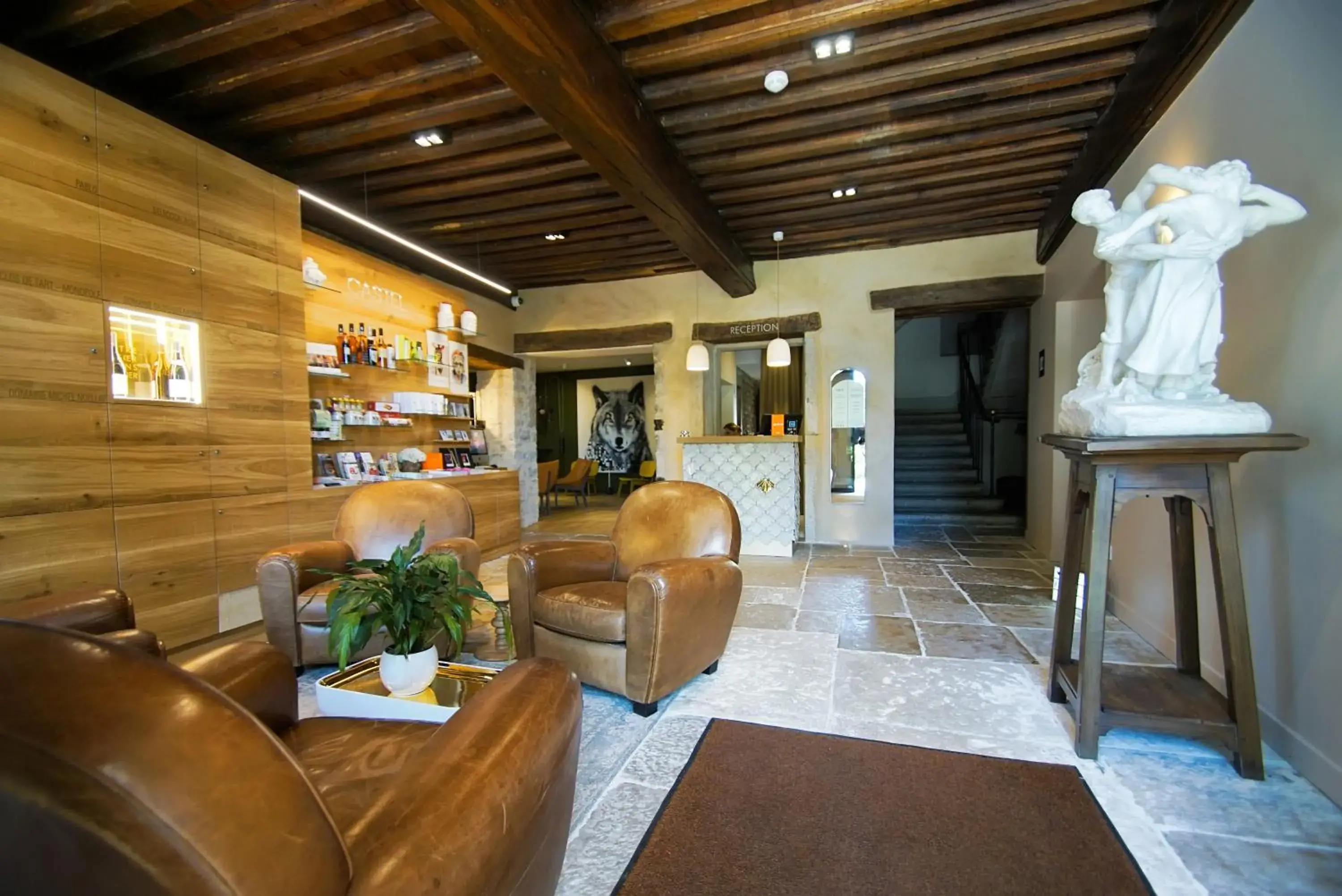 On-site shops in Castel de Très Girard - Hotel & Restaurant - Teritoria On-site shops in Castel de Très Girard - Hotel & Restaurant - Teritoria