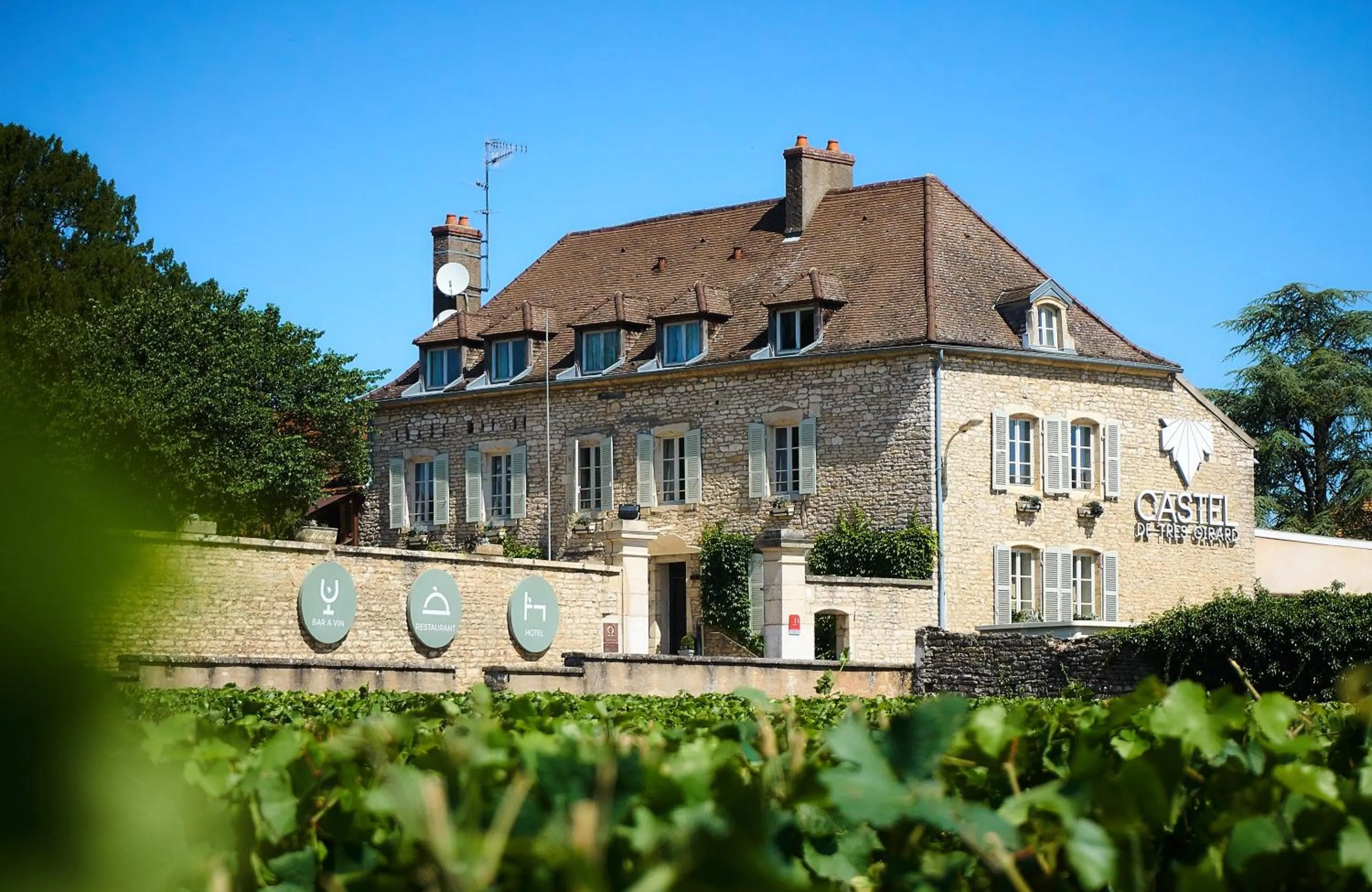Property building in Castel de Très Girard - Hotel & Restaurant - Teritoria