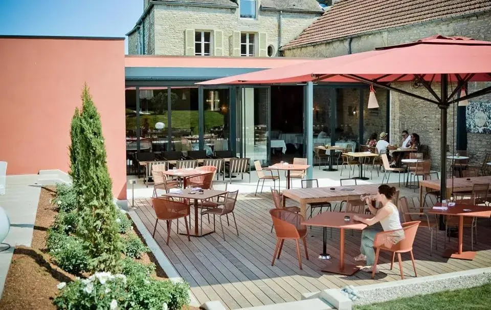 Patio in Castel de Très Girard - Hotel & Restaurant - Teritoria Patio in Castel de Très Girard - Hotel & Restaurant - Teritoria