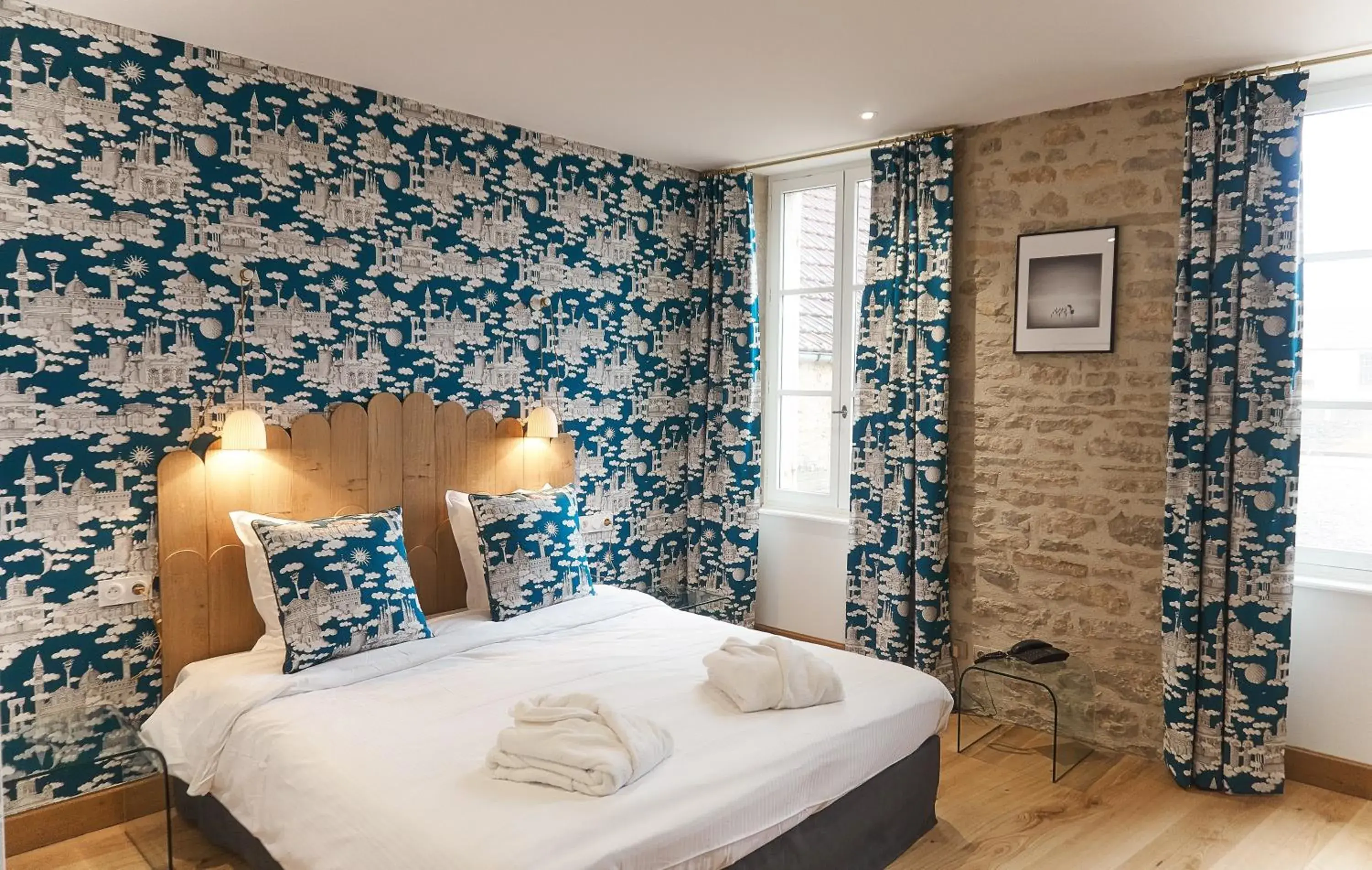 Bedroom, Bed in Castel de Très Girard - Hotel & Restaurant - Teritoria Bedroom, Bed in Castel de Très Girard - Hotel & Restaurant - Teritoria