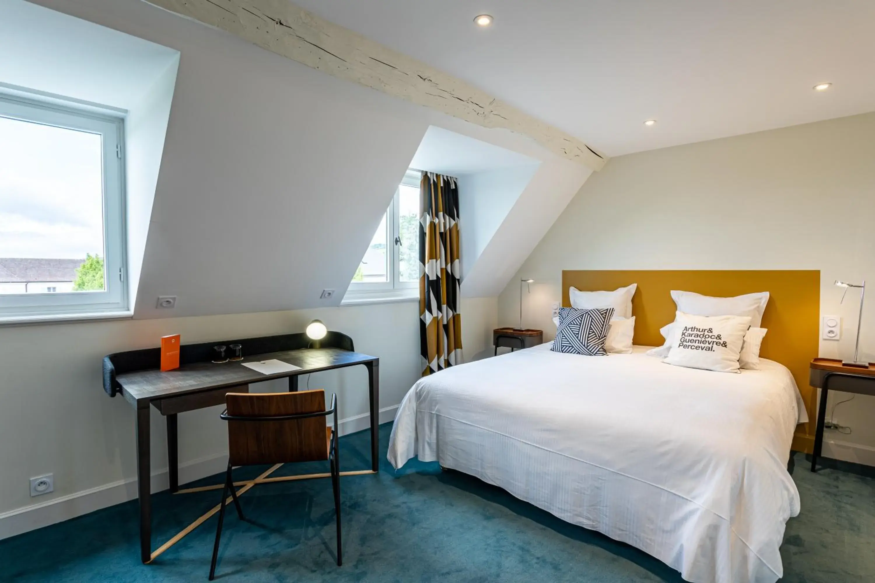 Photo of the whole room, Bed in Castel de Très Girard - Hotel & Restaurant - Teritoria Photo of the whole room, Bed in Castel de Très Girard - Hotel & Restaurant - Teritoria