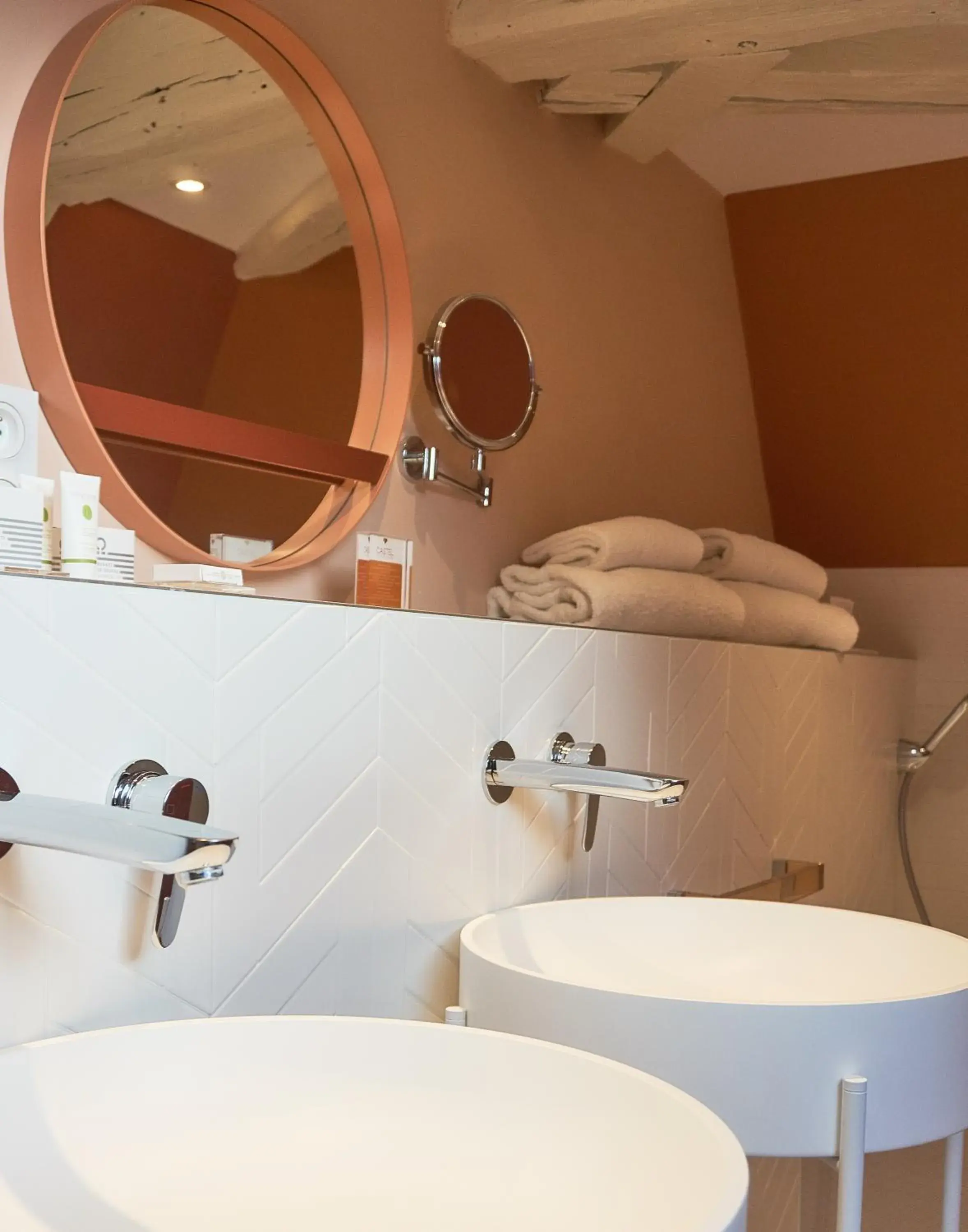 Bathroom in Castel de Très Girard - Hotel & Restaurant - Teritoria Bathroom in Castel de Très Girard - Hotel & Restaurant - Teritoria