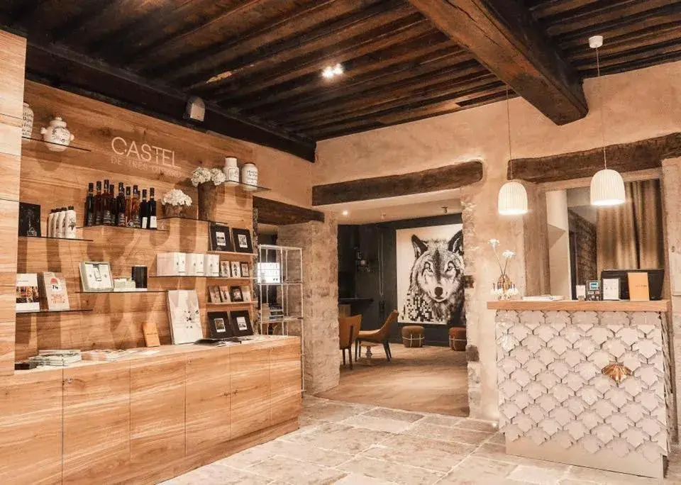 Lobby or reception in Castel de Très Girard - Hotel & Restaurant - Teritoria Lobby or reception in Castel de Très Girard - Hotel & Restaurant - Teritoria