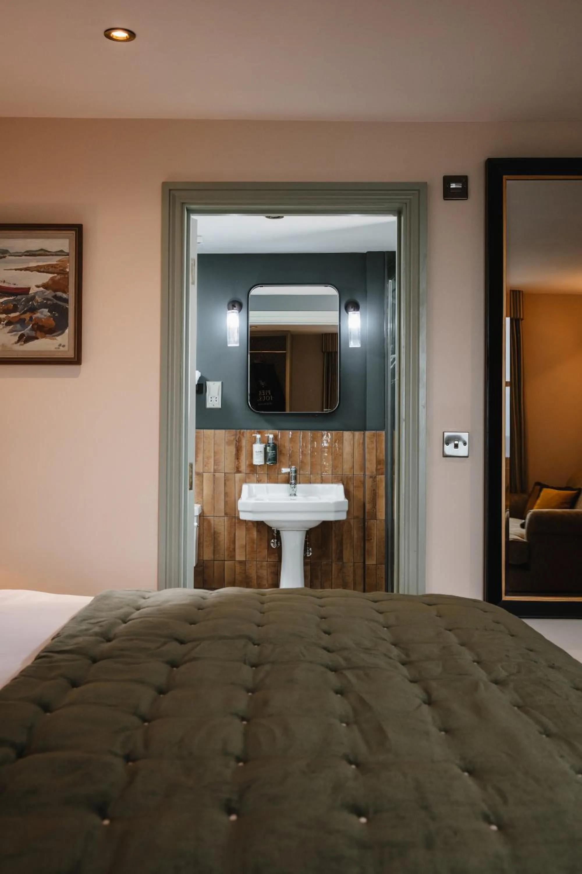 Photo of the whole room, Bed in The Wellington Hotel