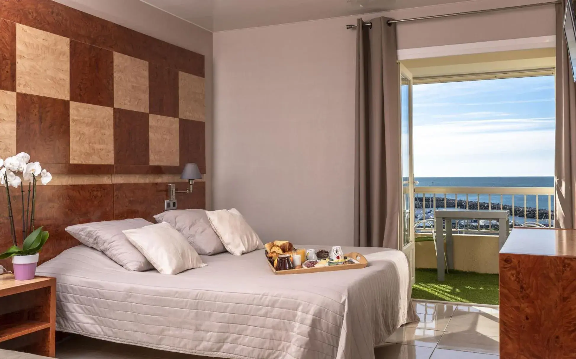 Double Room with Sea View in Hotel Le Richmont Double Room with Sea View in Hotel Le Richmont