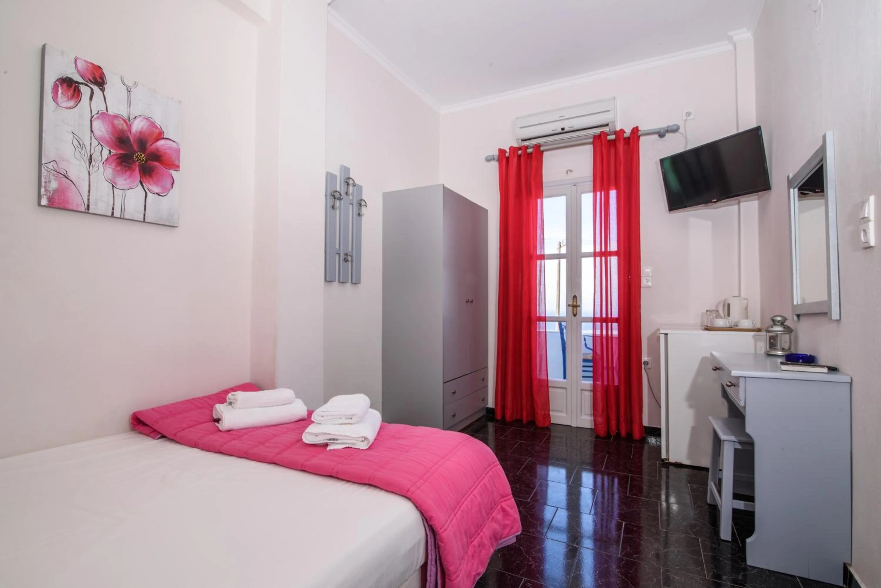 Photo of the whole room, Bed in Unique Galini Oia - Adults Only