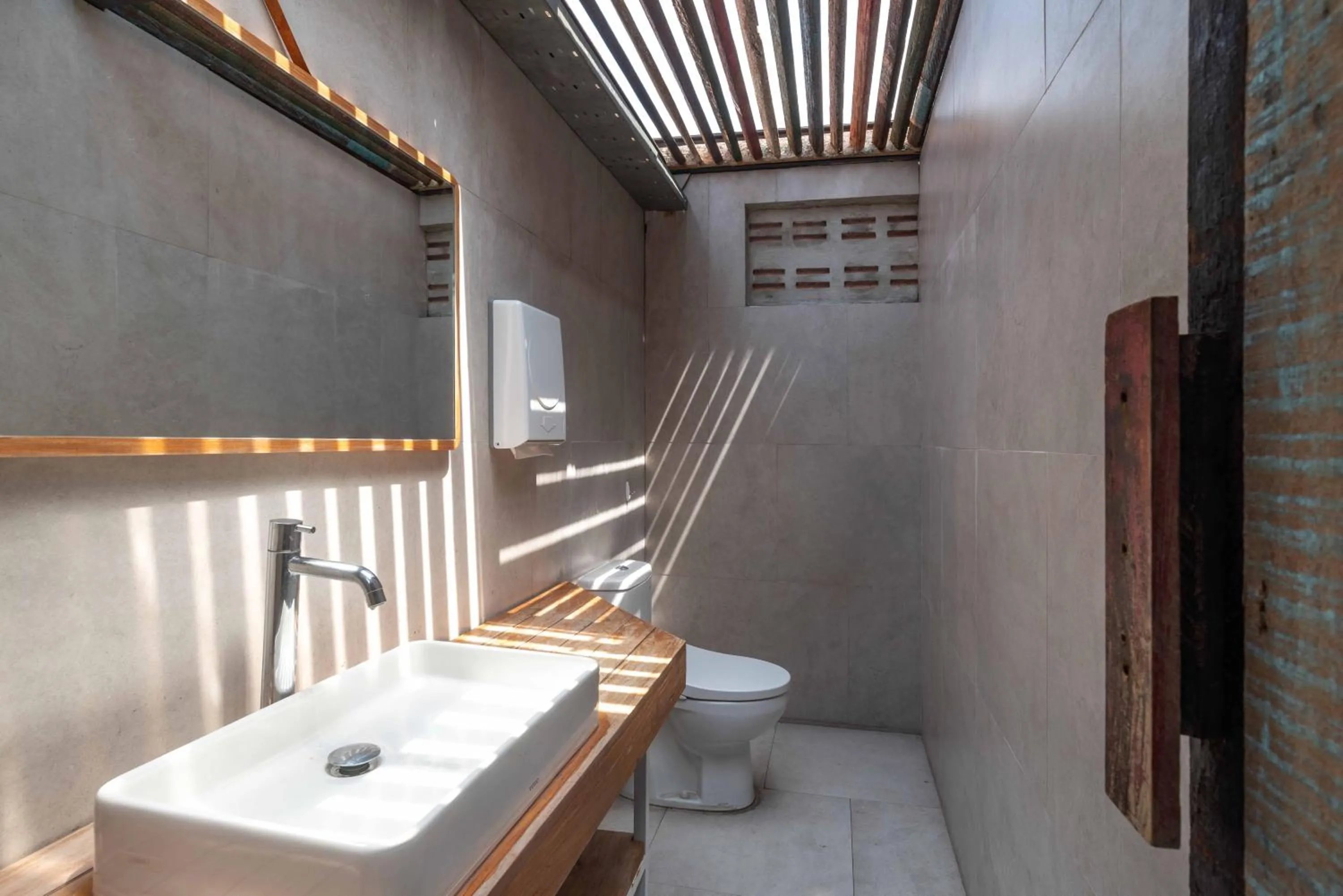 Toilet in M Boutique Hostel Legian