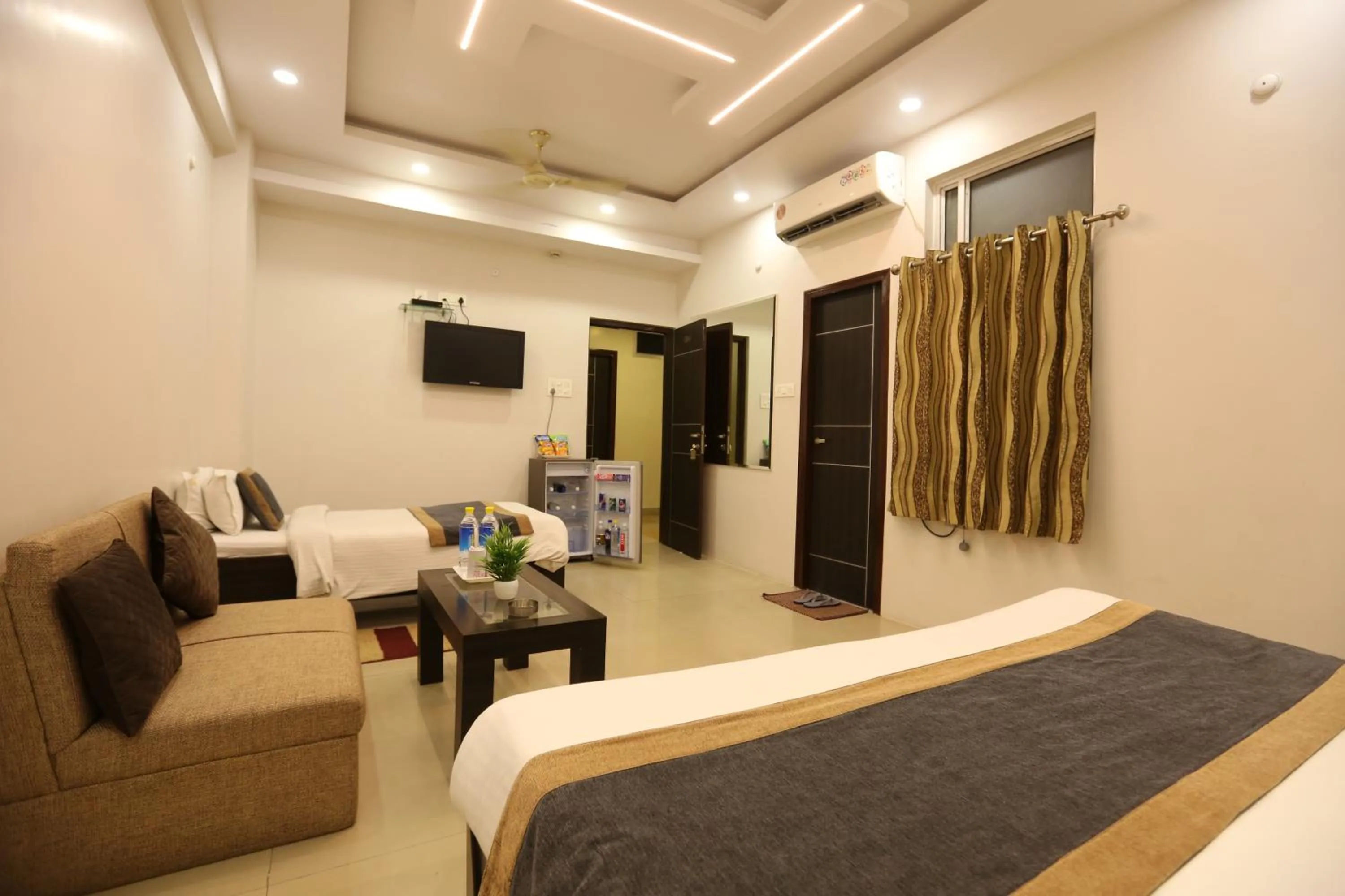 Photo of the whole room, Bed in Hotel Nexus l Hotels In Charbagh Lucknow