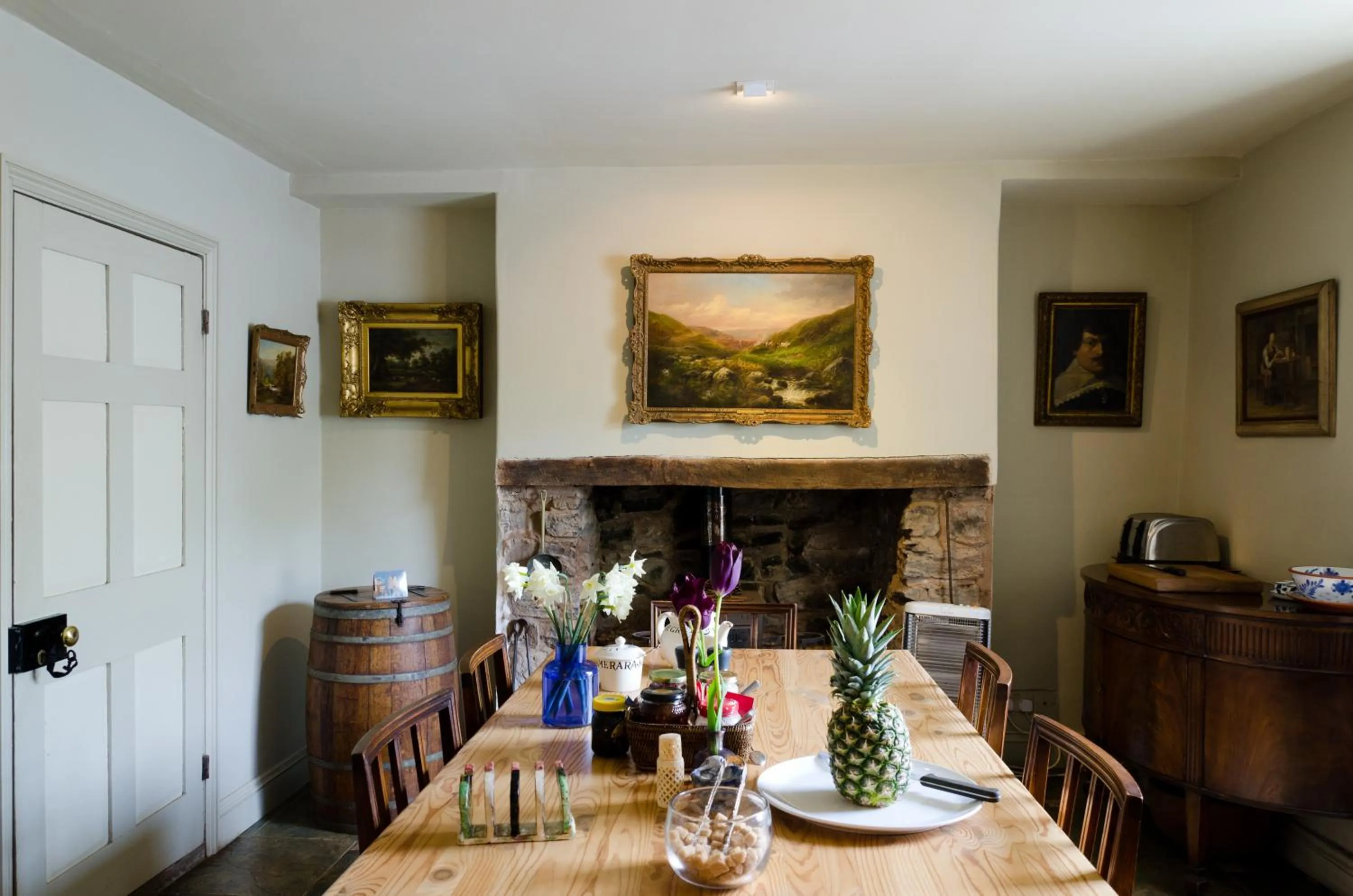 Photo of the whole room in Heron House