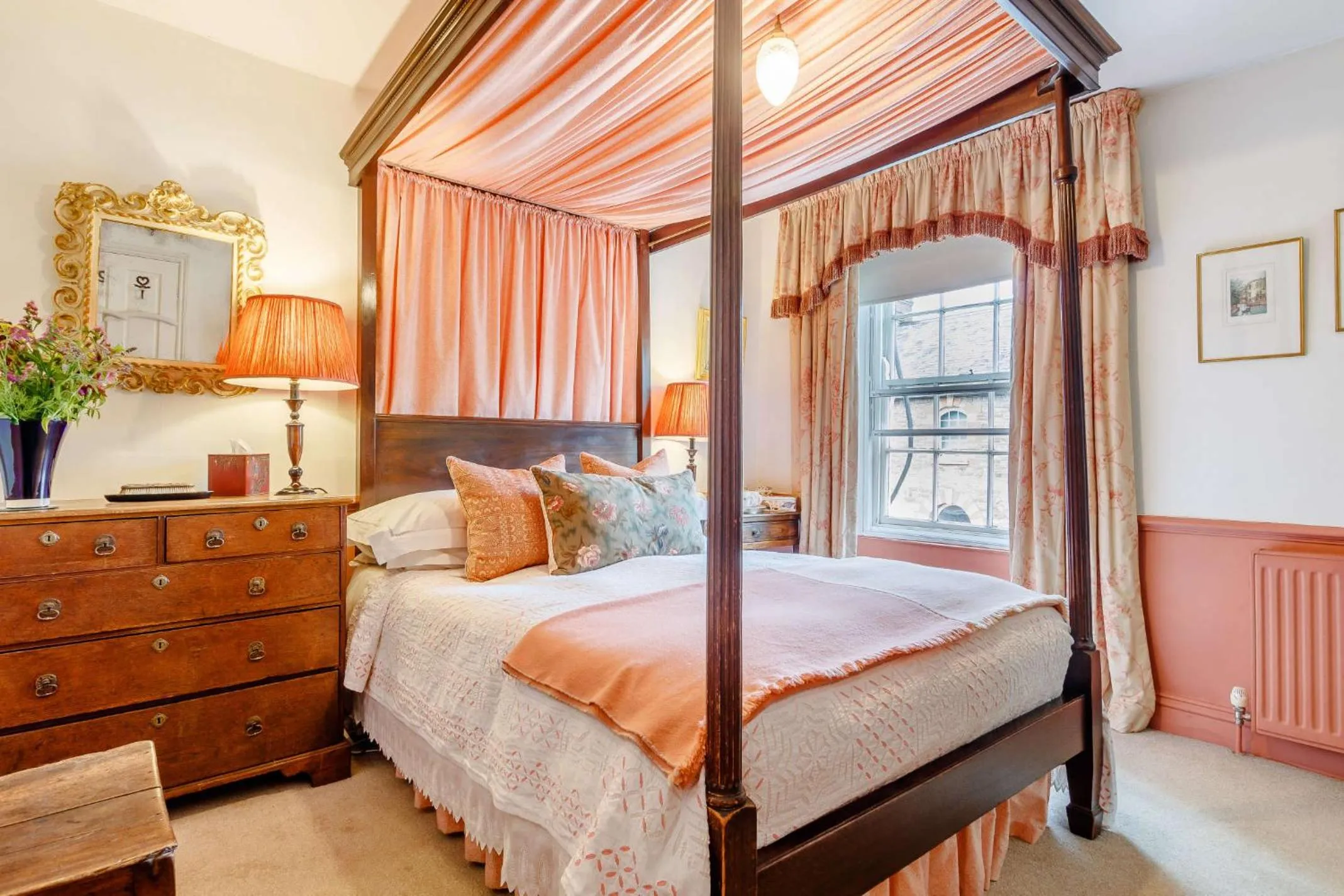 Photo of the whole room, Bed in Heron House