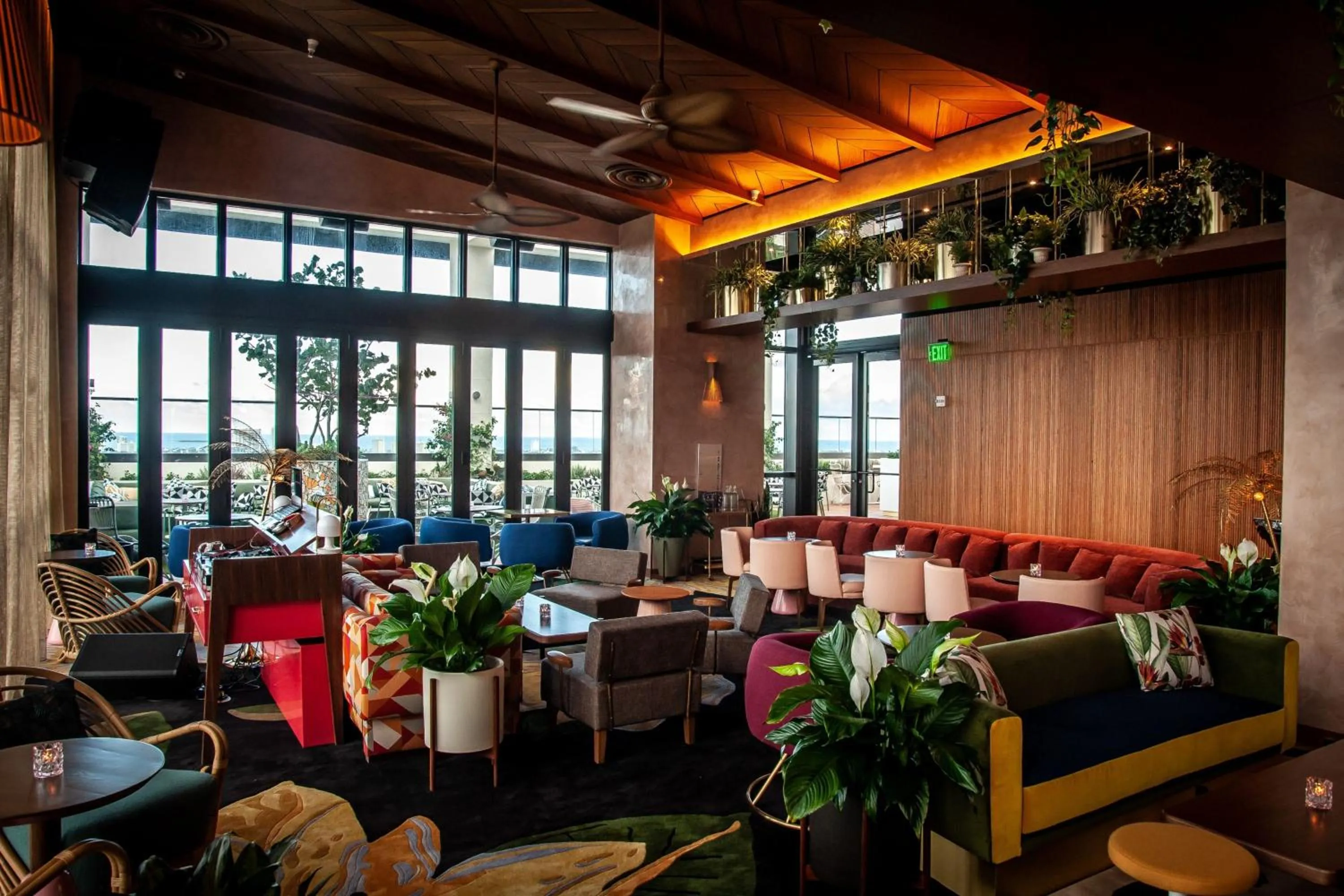 Lounge or bar in Element Fort Lauderdale Downtown