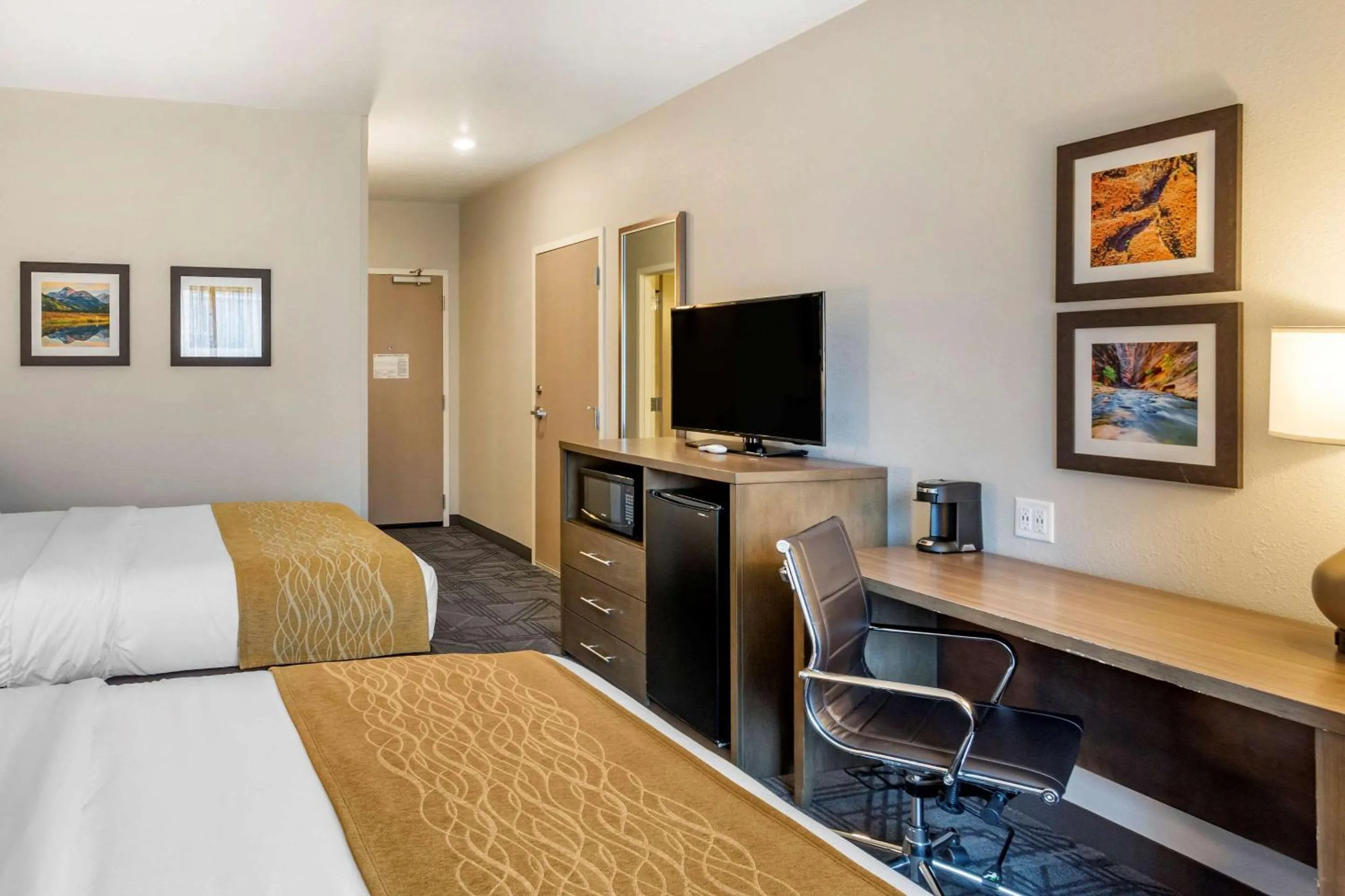 Photo of the whole room, Bed in Comfort Inn & Suites Salt Lake City Airport