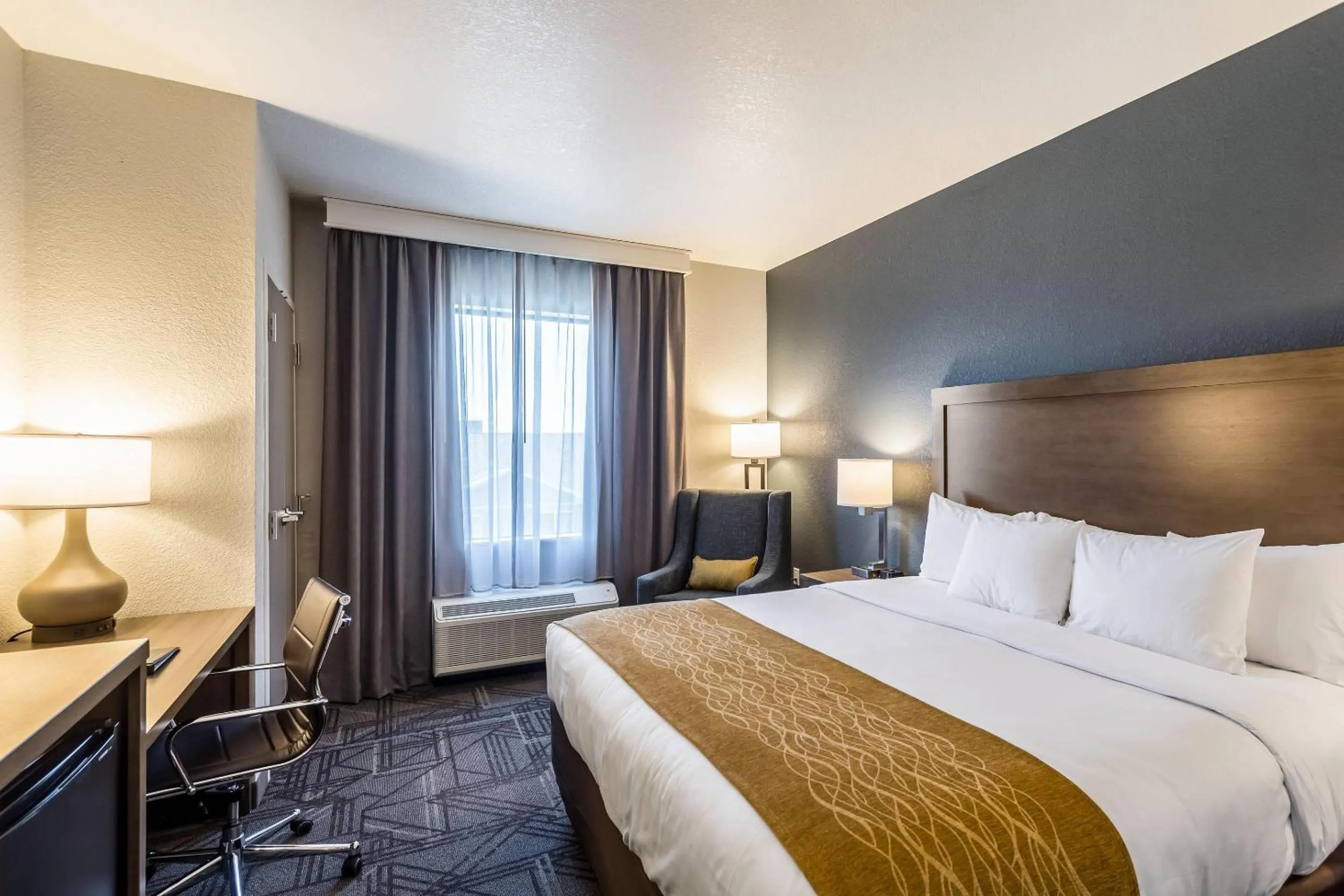 Bedroom, Bed in Comfort Inn & Suites Salt Lake City Airport