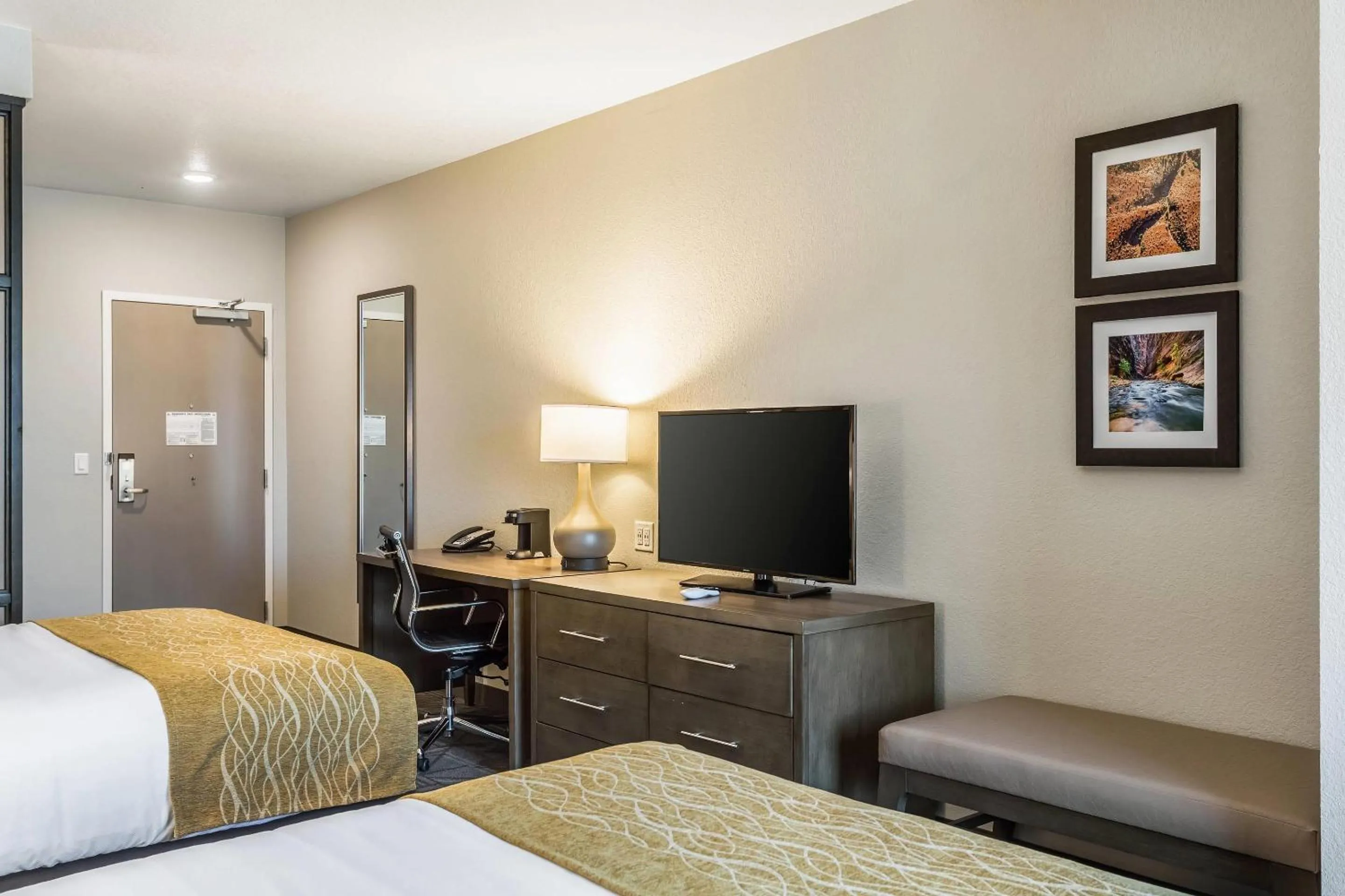 Bedroom, Bed in Comfort Inn & Suites Salt Lake City Airport