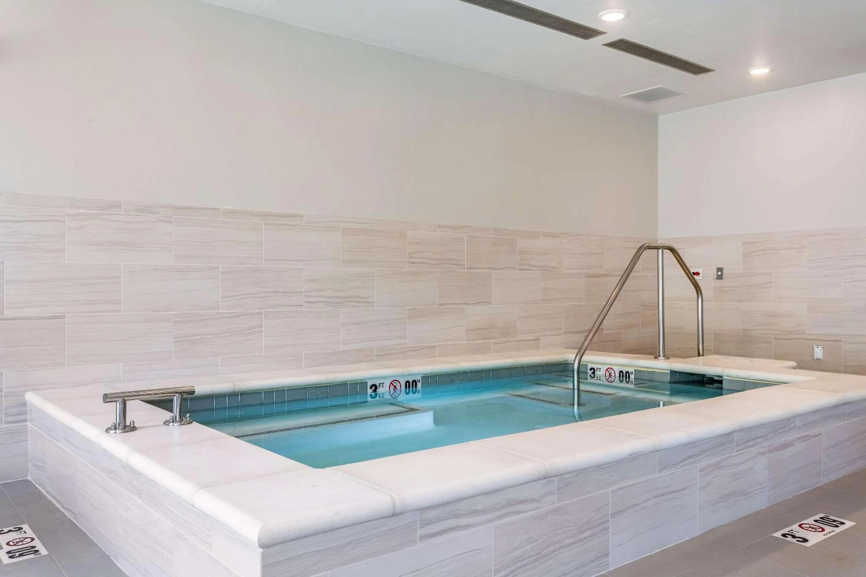 Swimming pool in Comfort Inn & Suites Salt Lake City Airport