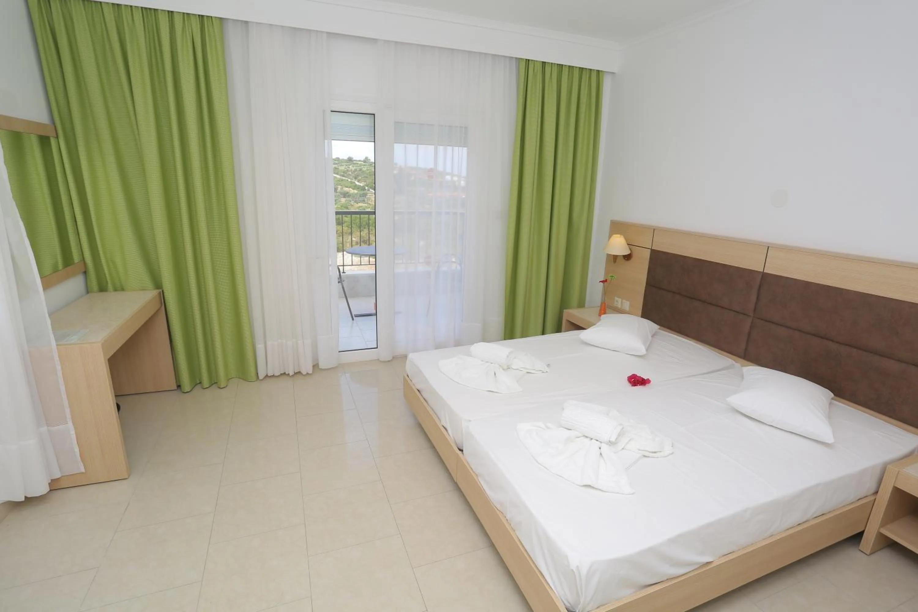 Photo of the whole room, Bed in Hilltop