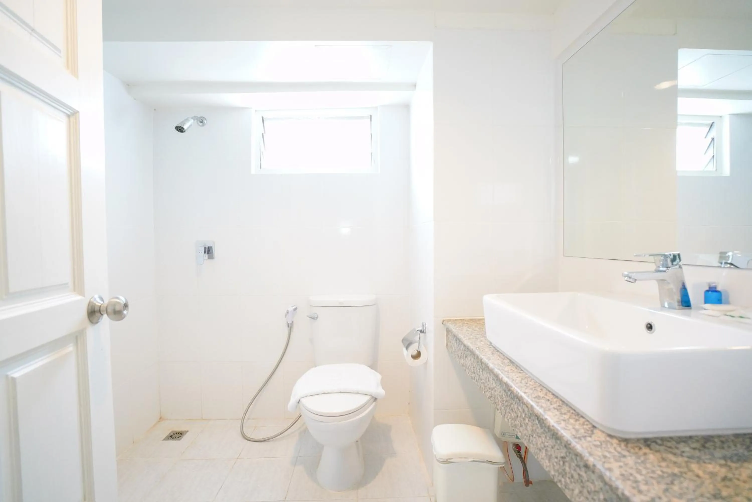 Toilet in Romance Hotel Sukhumvit 97