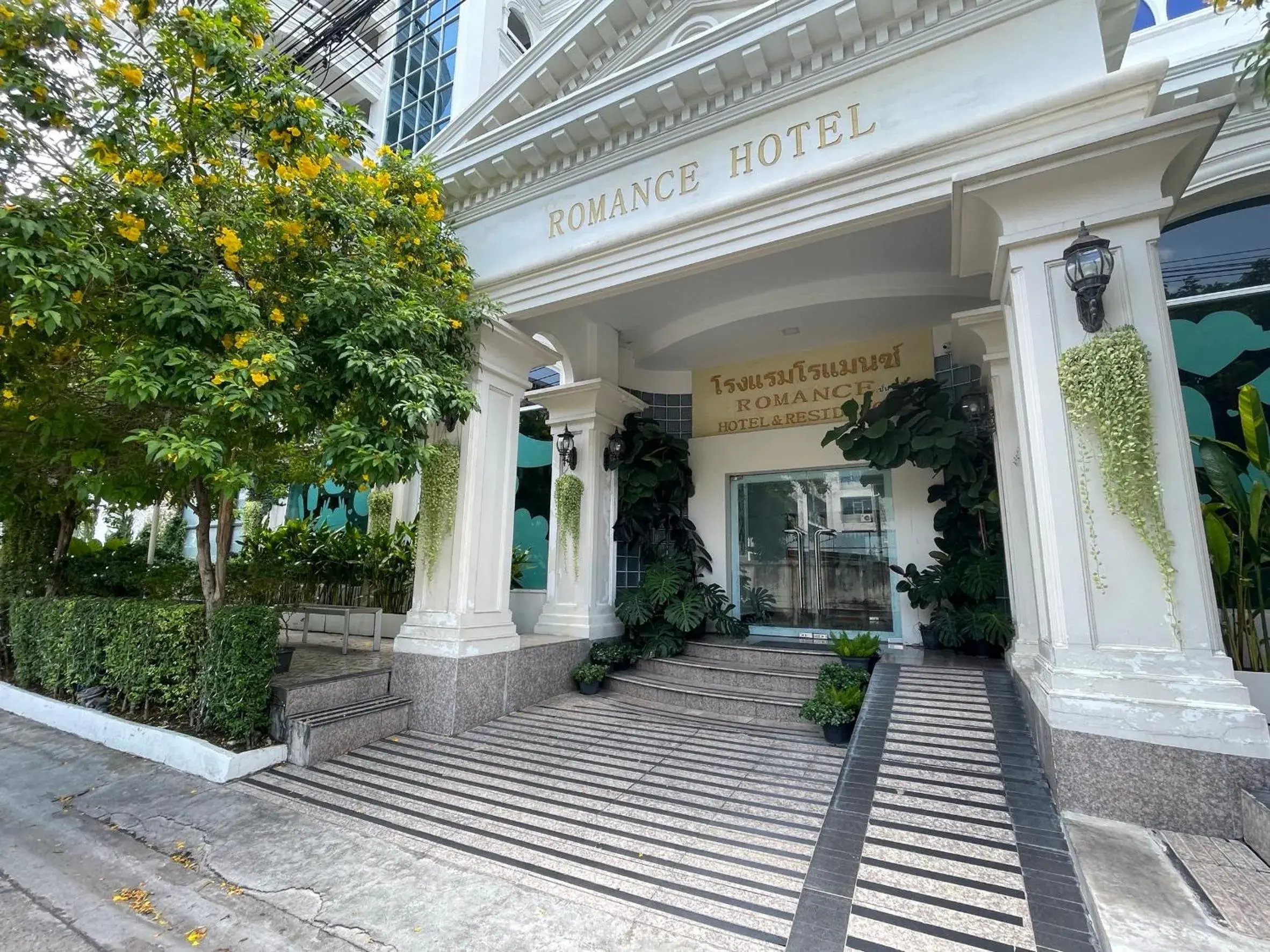 Property building in Romance Hotel Sukhumvit 97 Property building in Romance Hotel Sukhumvit 97