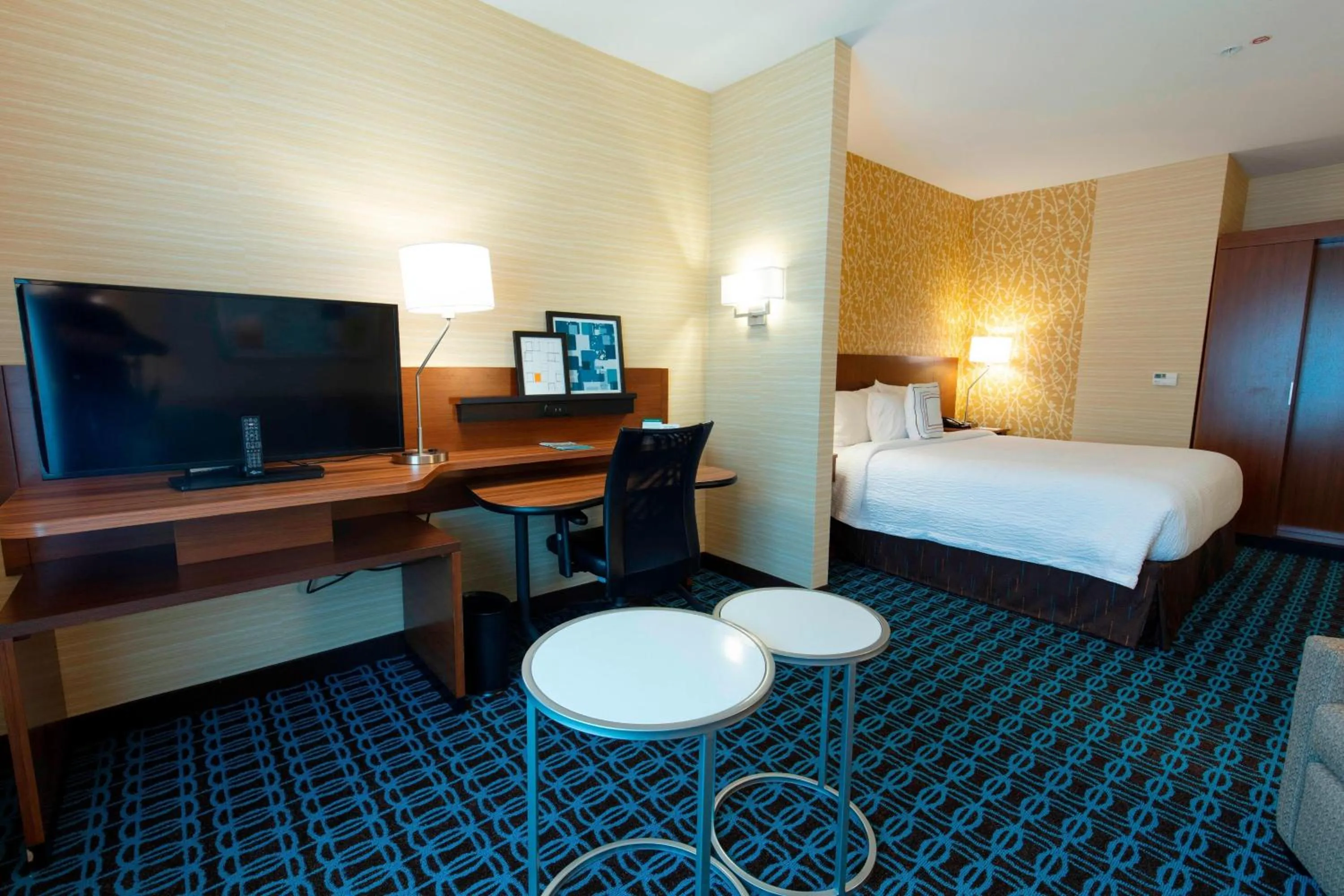 Photo of the whole room, Bed in Fairfield Inn & Suites by Marriott Atlanta Woodstock