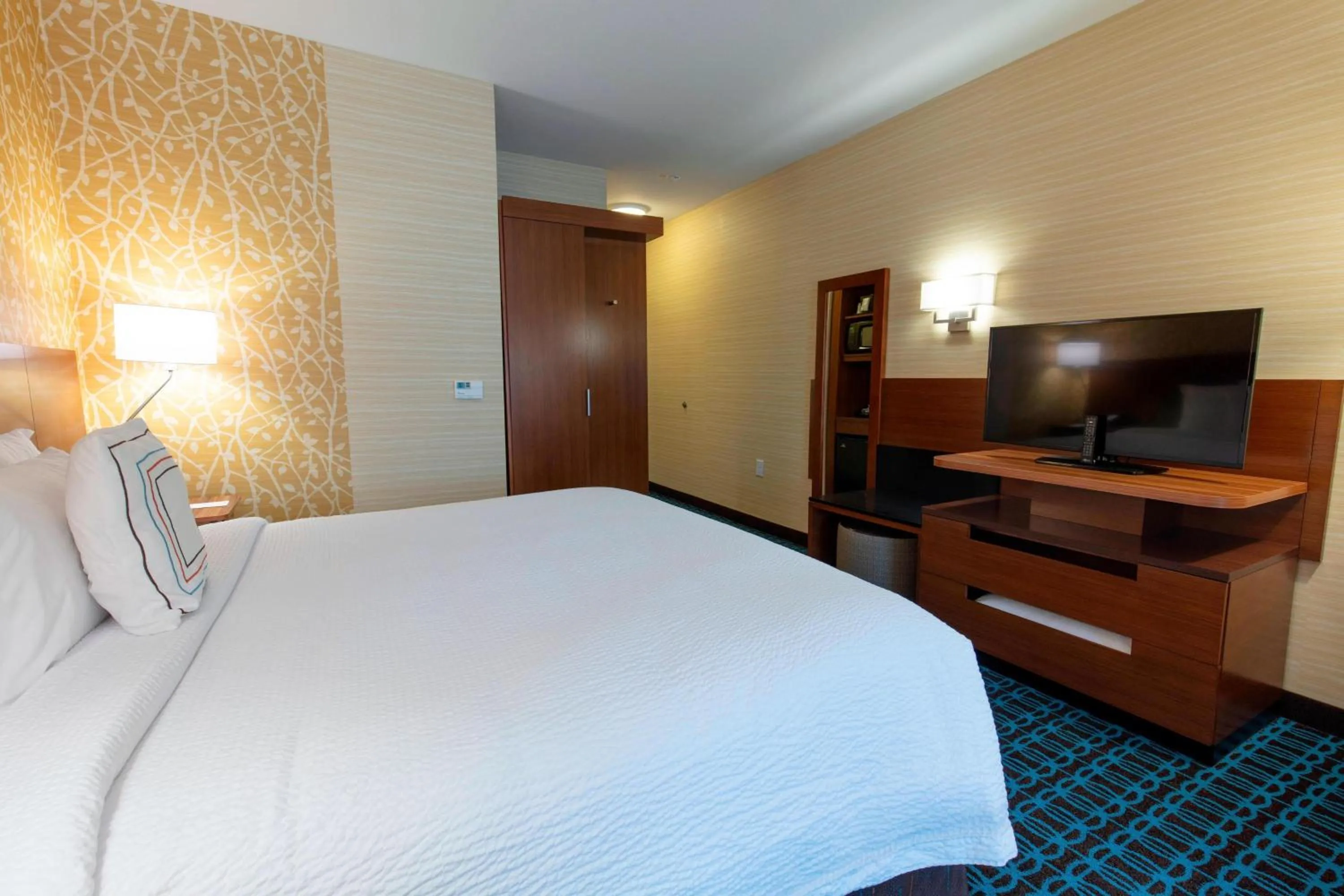 Photo of the whole room, Bed in Fairfield Inn & Suites by Marriott Atlanta Woodstock