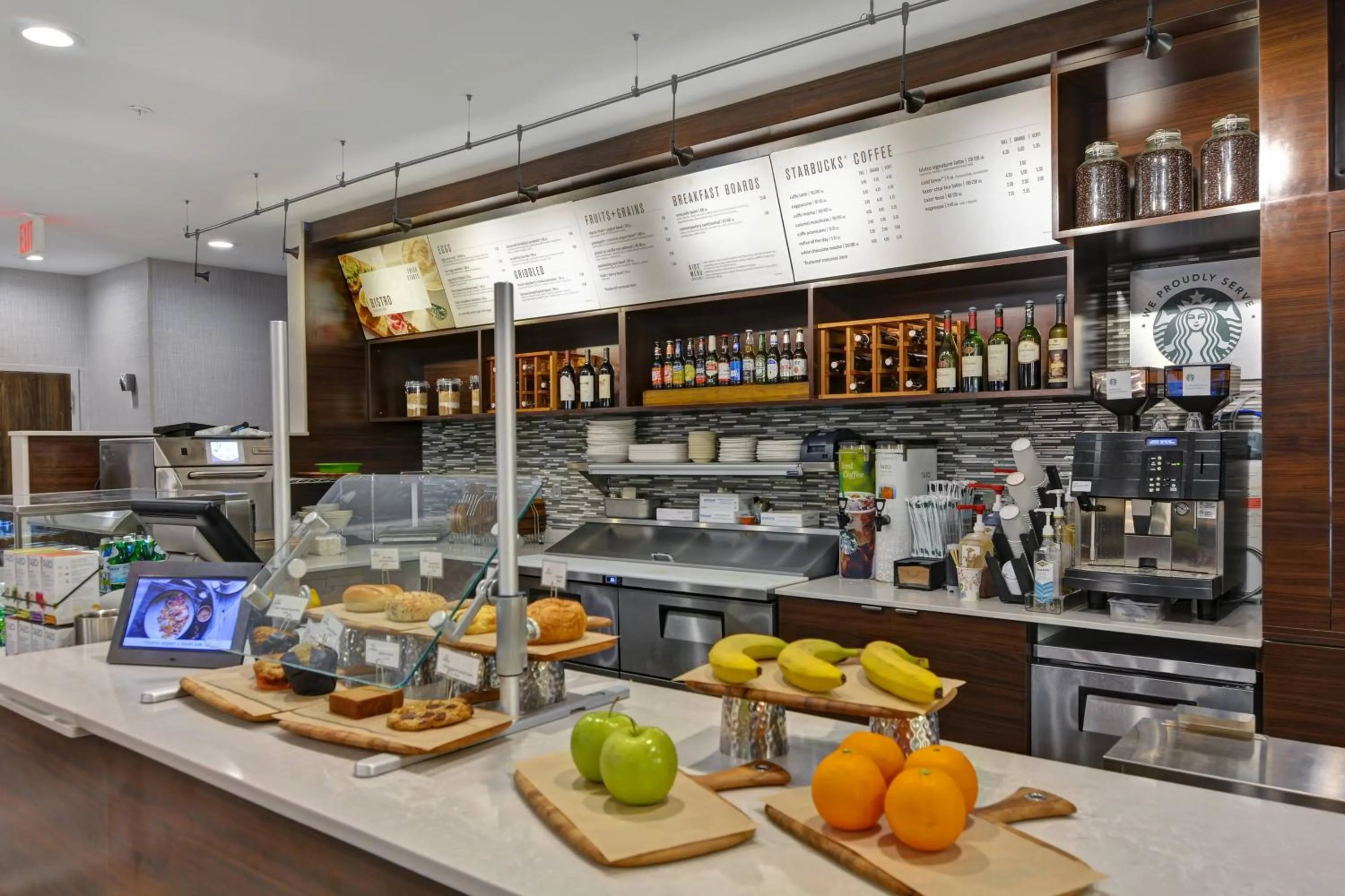 Breakfast in Courtyard by Marriott Long Island Islip/Courthouse Complex