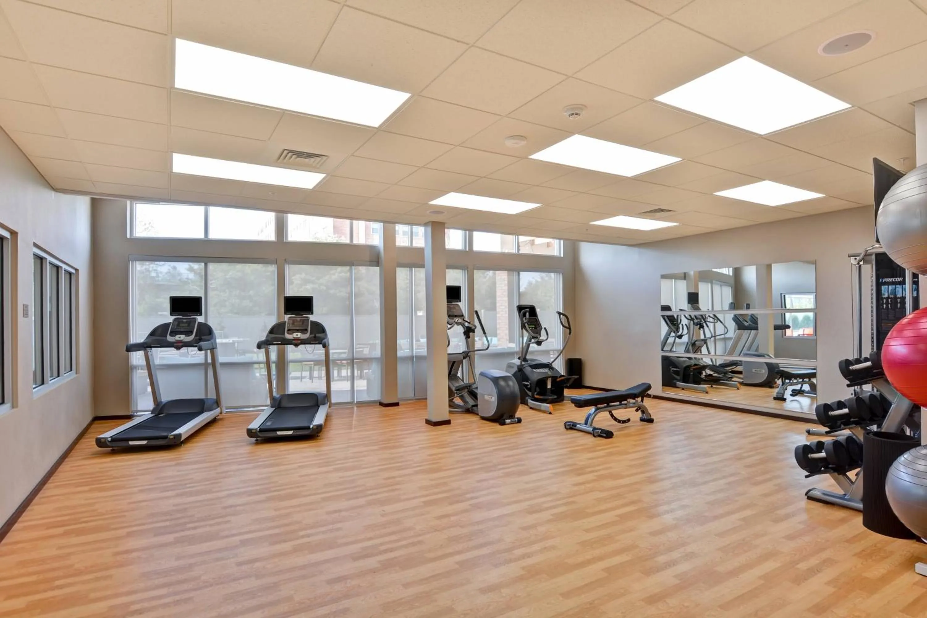 Fitness centre/facilities in Courtyard by Marriott Long Island Islip/Courthouse Complex
