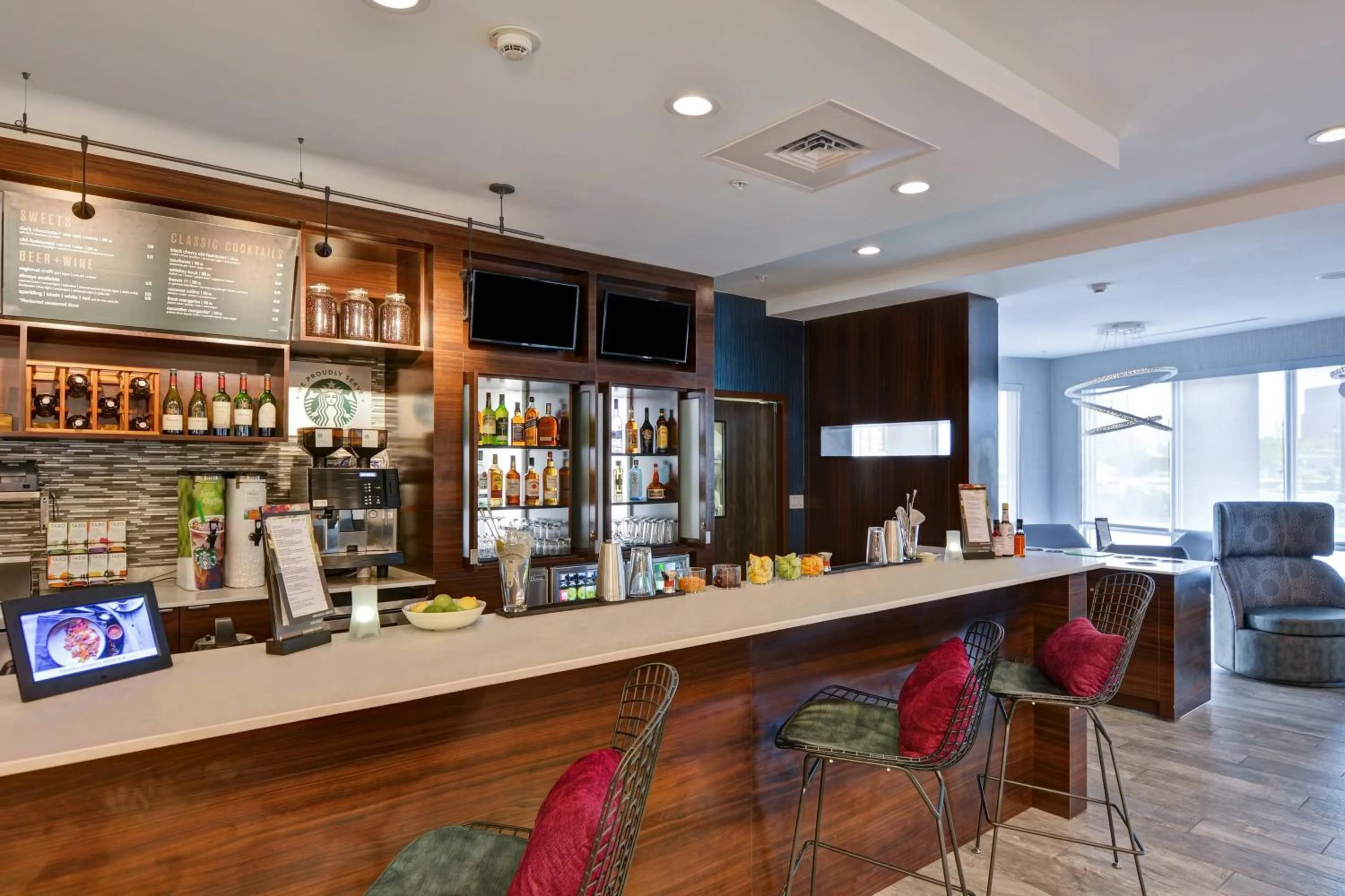 Lounge or bar in Courtyard by Marriott Long Island Islip/Courthouse Complex