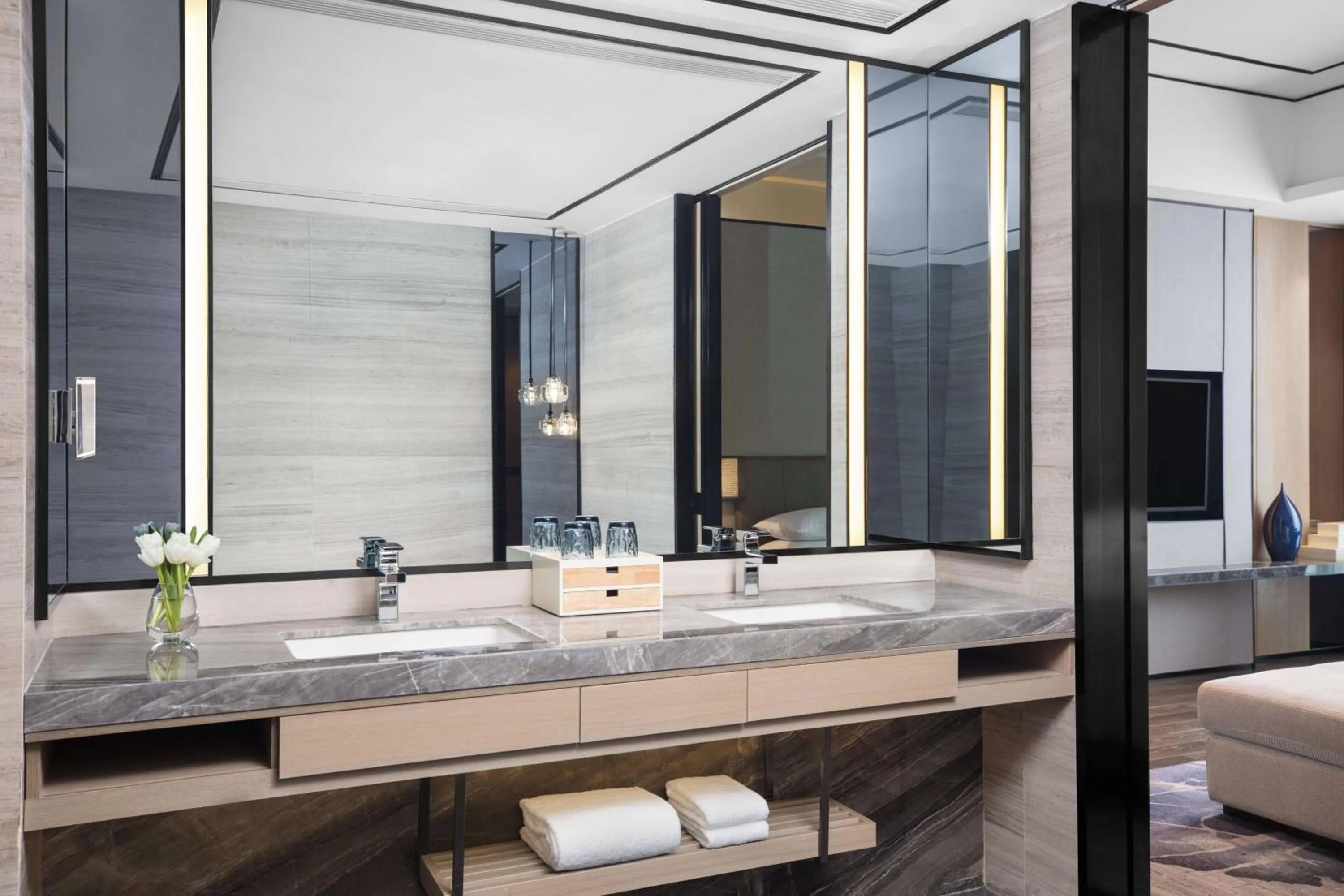 Bathroom, Bed in Marriott Nanjing South Hotel