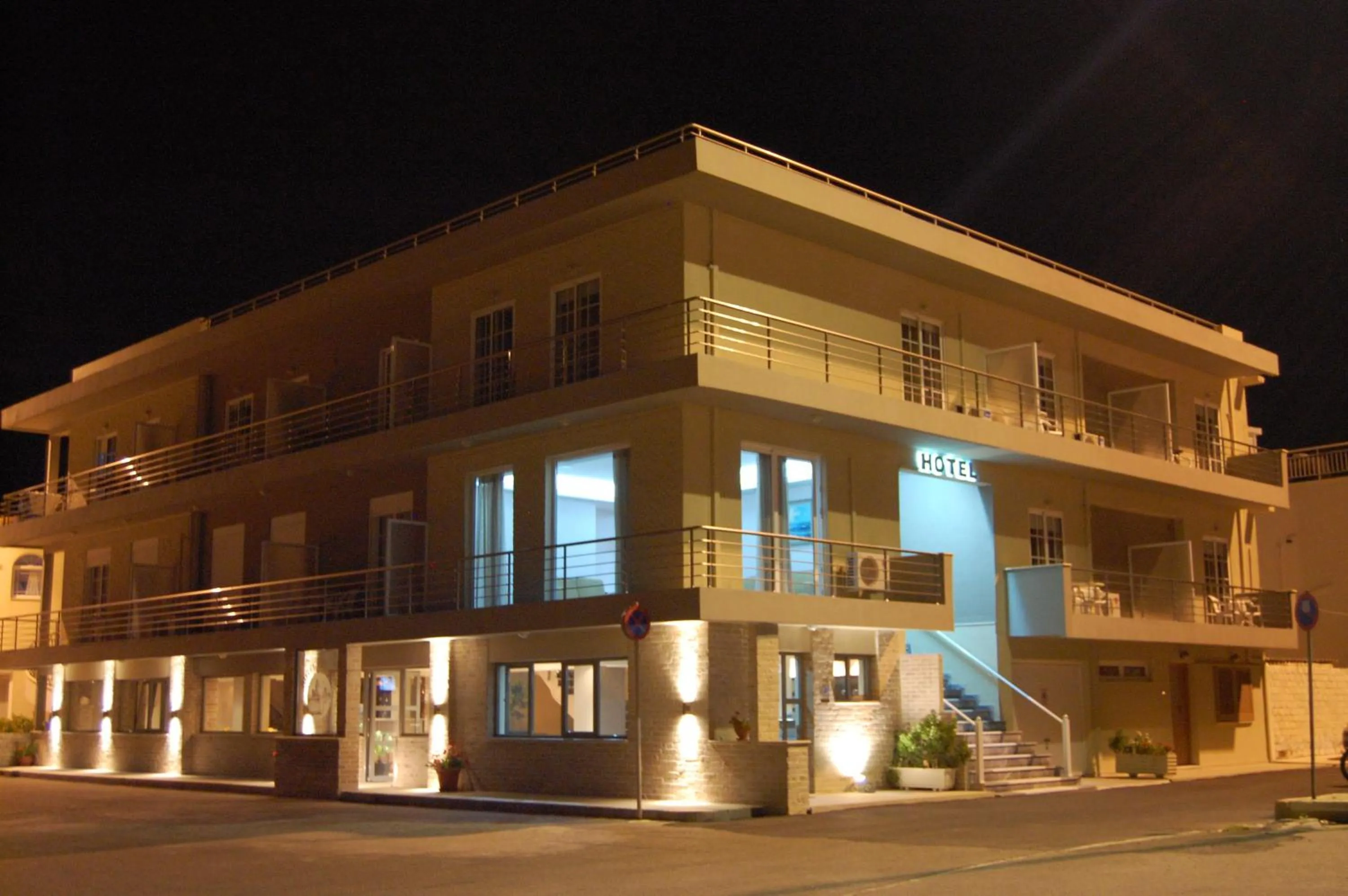 Facade/entrance in Hotel Antirriο