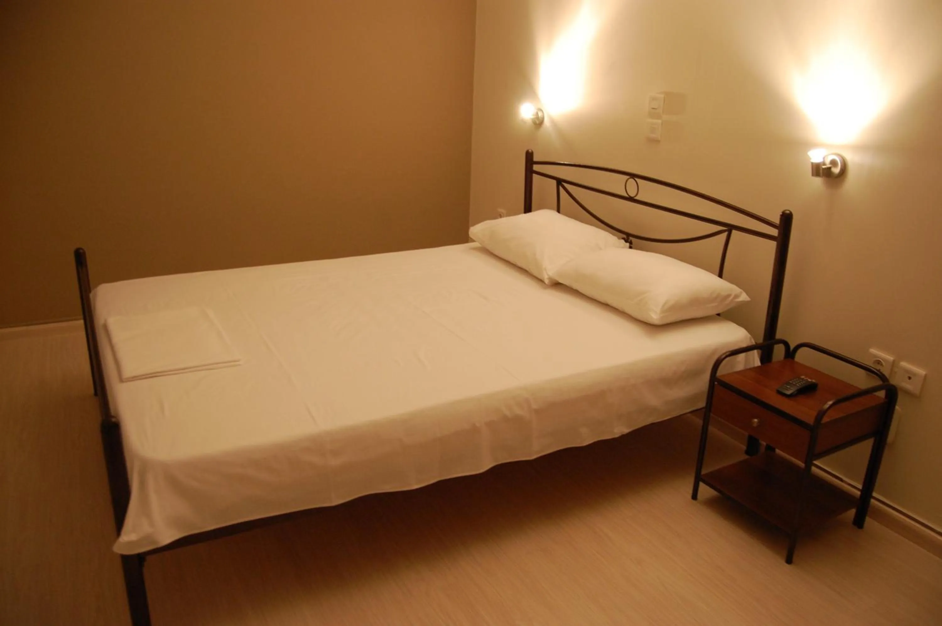 Bedroom, Bed in Hotel Antirriο