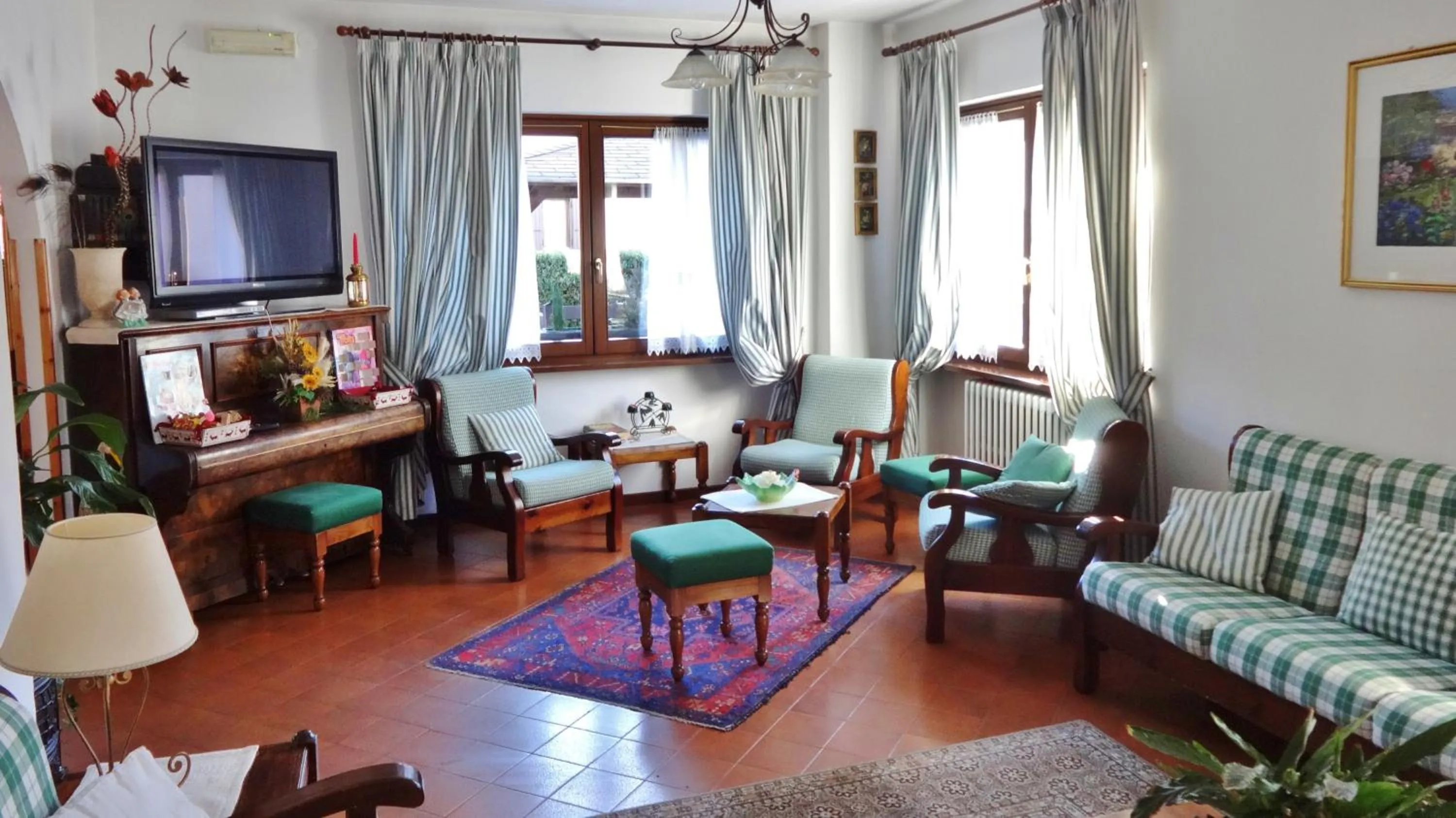 Communal lounge/ TV room in Hotel Piccolo Mondo