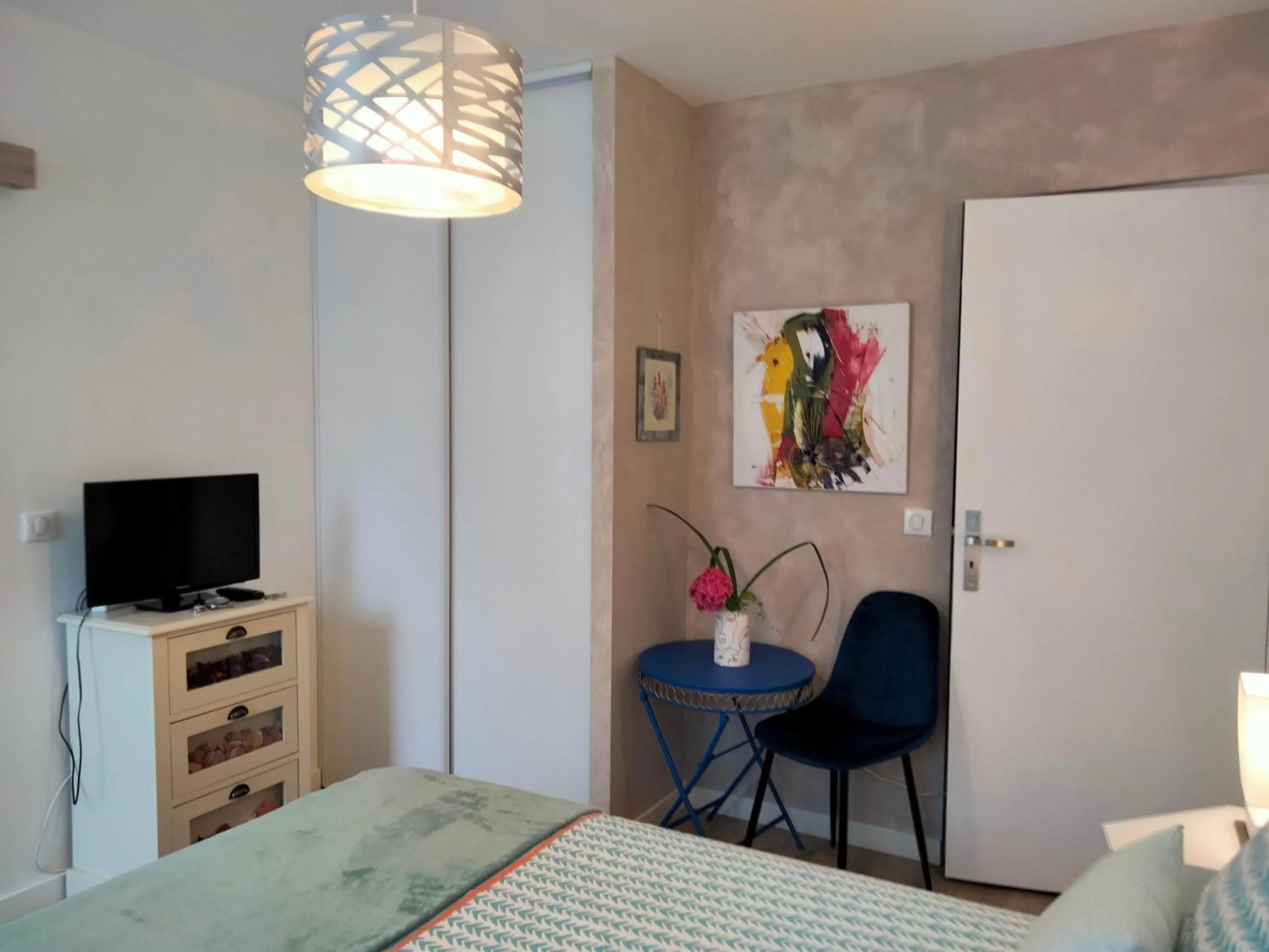 TV and multimedia, Bed in Les Chambres Hautes d'Anastasia