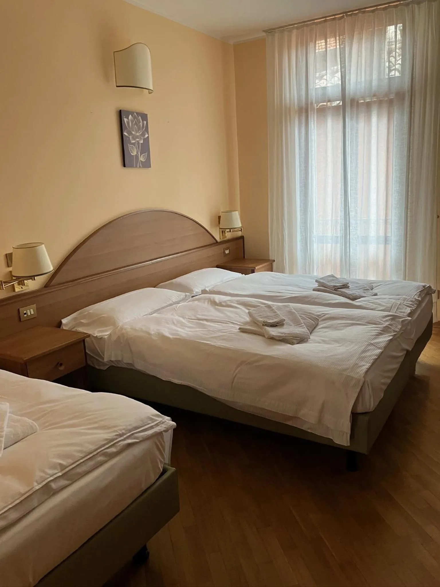 Bedroom, Bed in Hotel Saini with Air conditioning