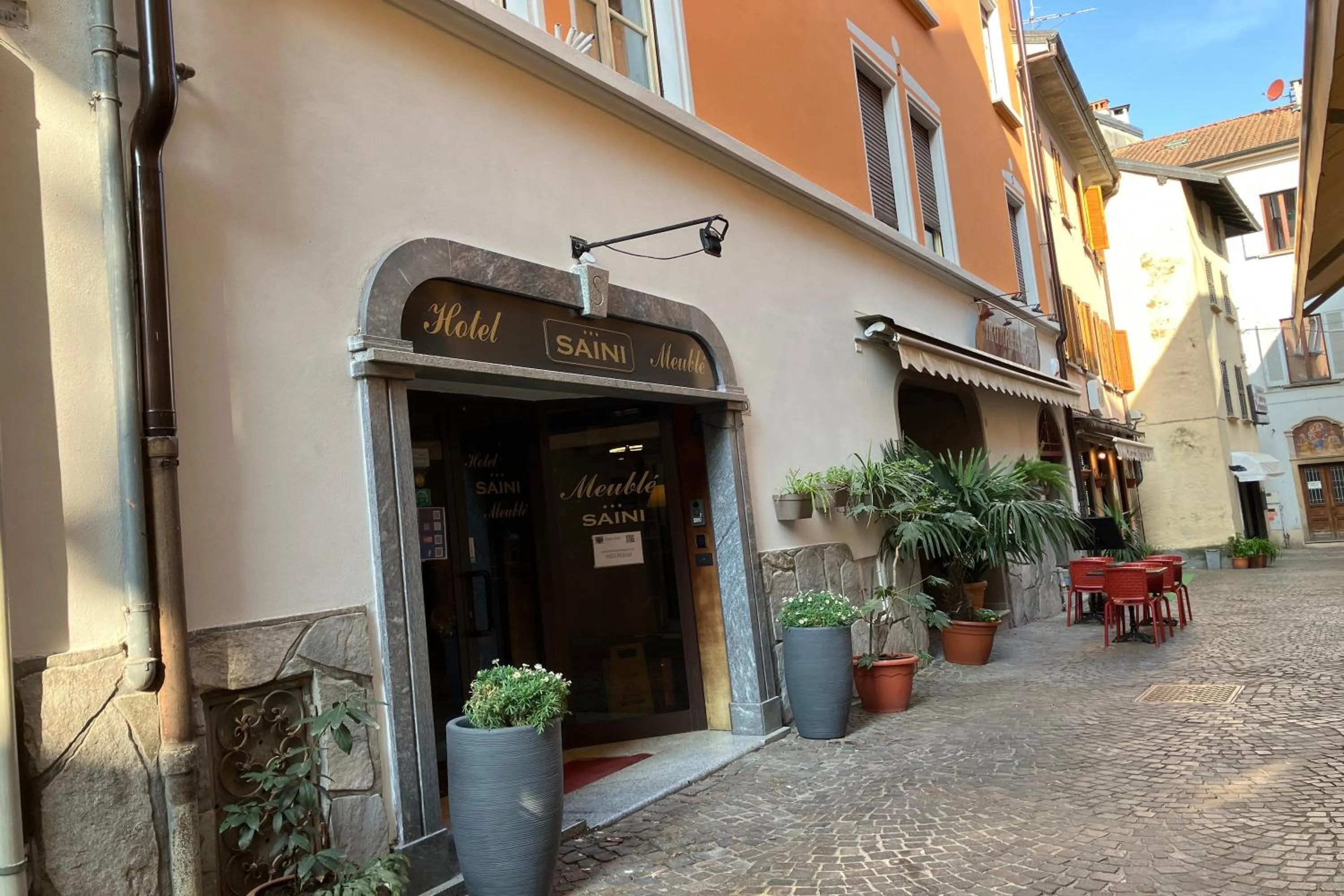 Property building in Hotel Saini with Air conditioning