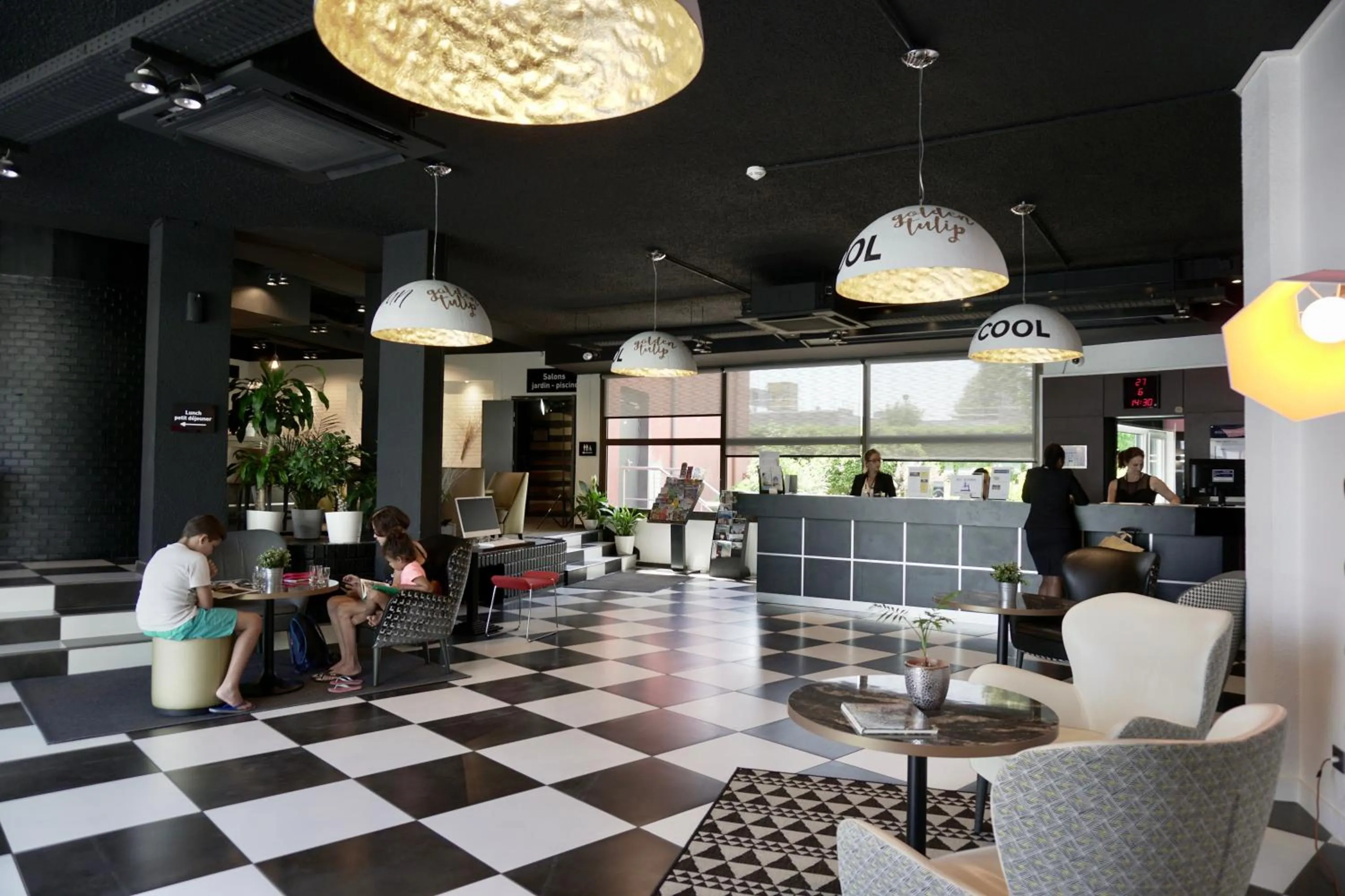 Seating area in Golden Tulip Roissy Saint Witz