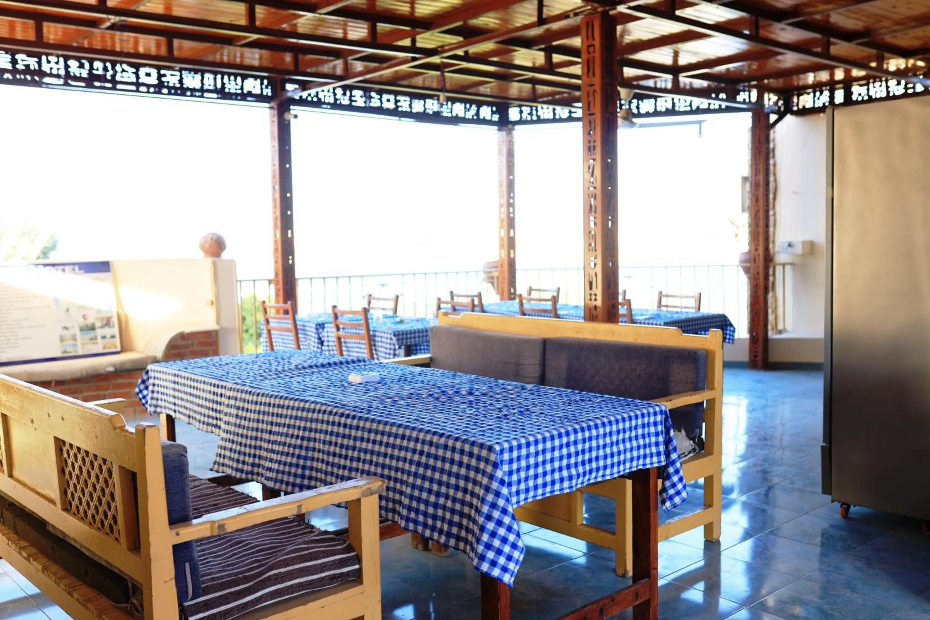 Restaurant/places to eat in Spring Hotel Luxor