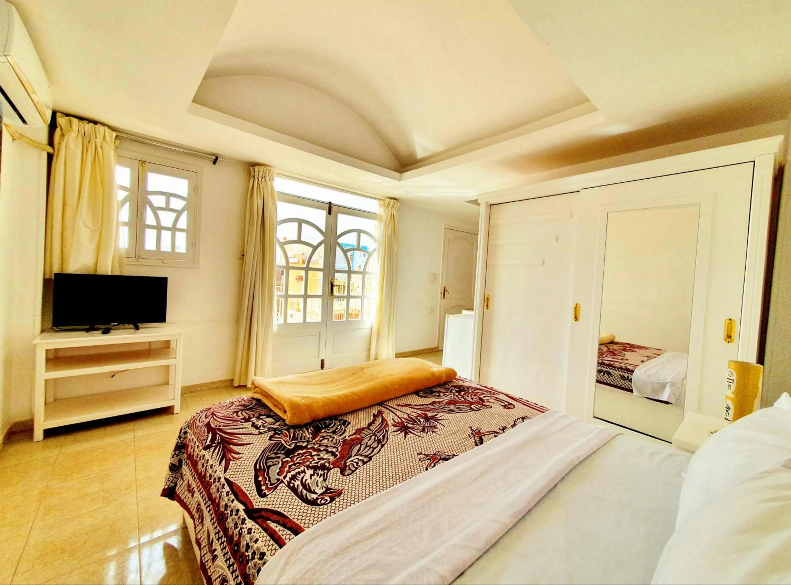 TV and multimedia, Bed in Spring Hotel Luxor