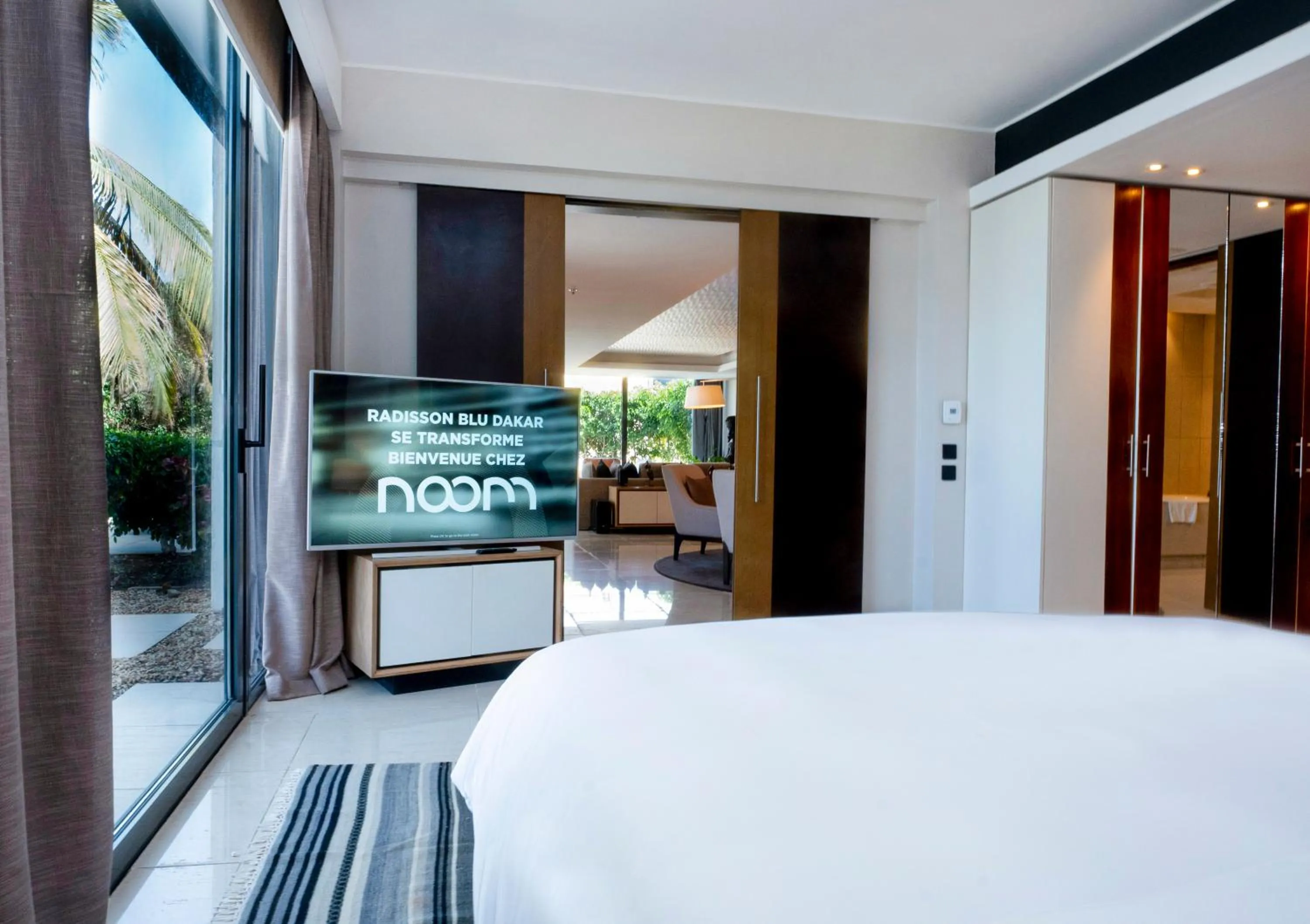 Communal lounge/ TV room, Bed in Noom Hotel Dakar Sea Plaza, a member of Radisson Individuals
