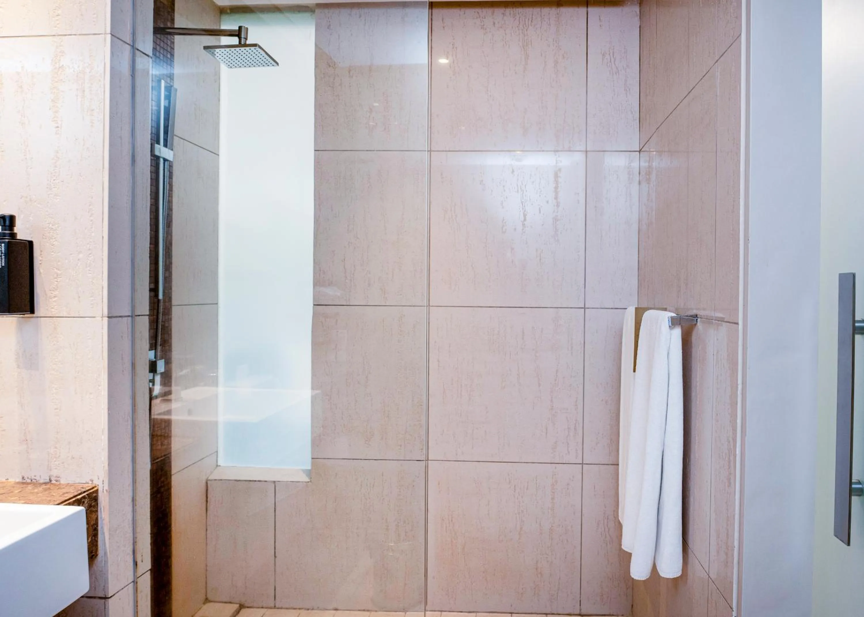 Shower in Noom Hotel Dakar Sea Plaza, a member of Radisson Individuals
