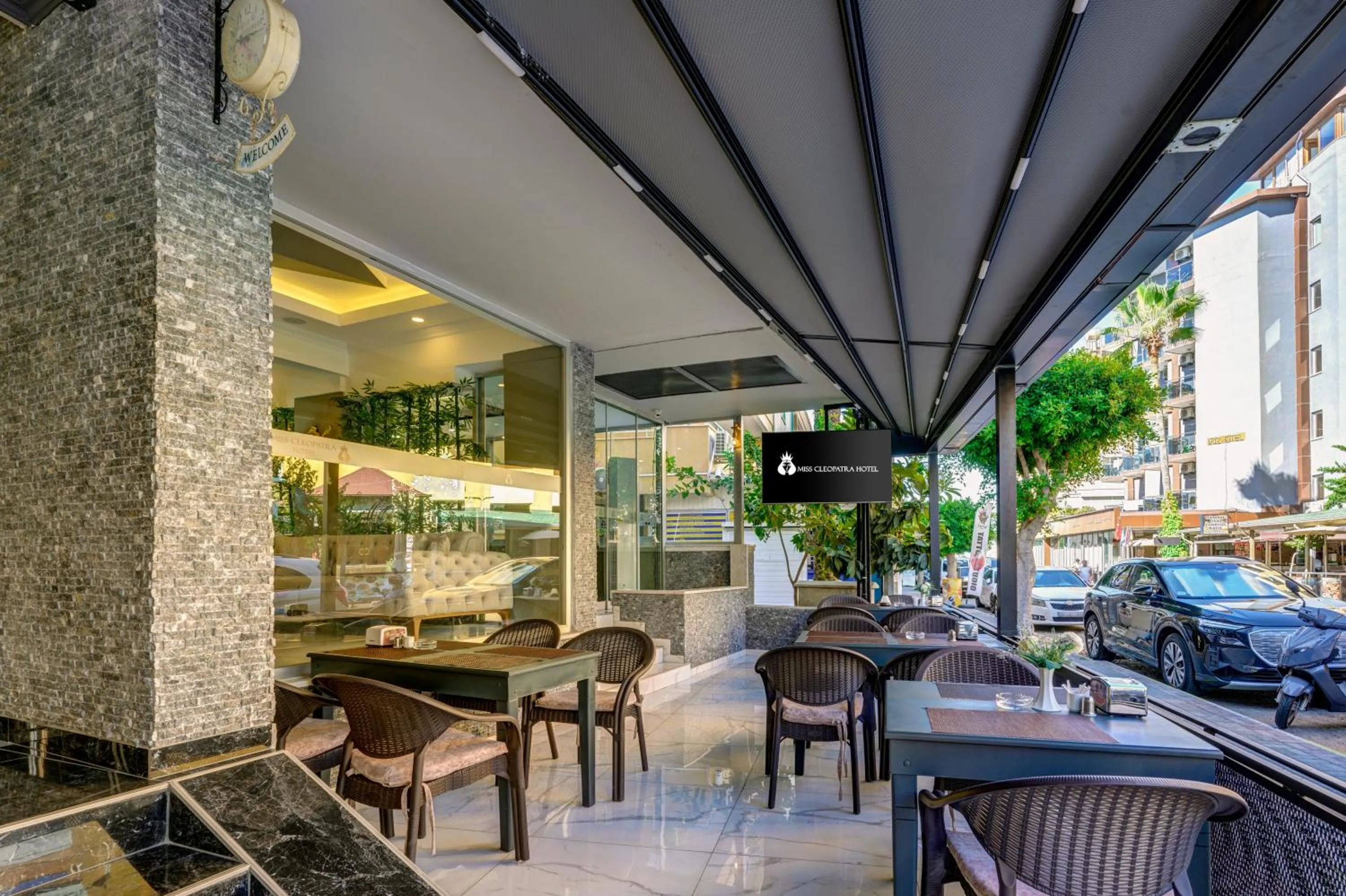 Restaurant/places to eat in Miss Cleopatra Hotel