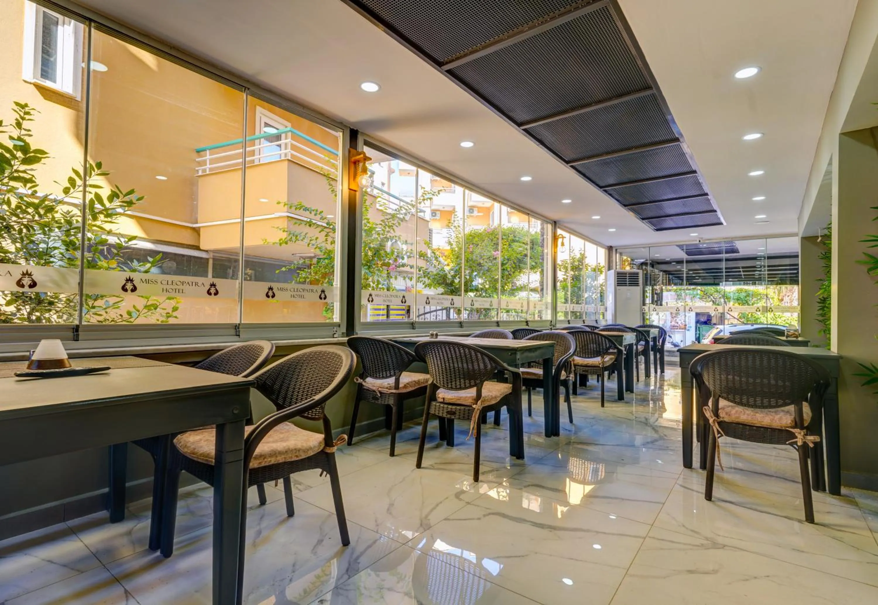 Restaurant/places to eat in Miss Cleopatra Hotel